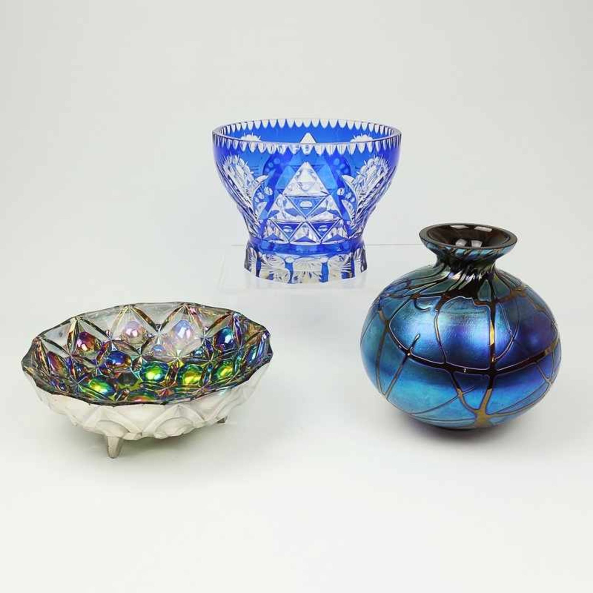 Konvolut 3 St., 2 Schalen, 1 Vase, u.a. Joska Glashütte, Bodenmais, farbloses dickw. Glas, 1x blau