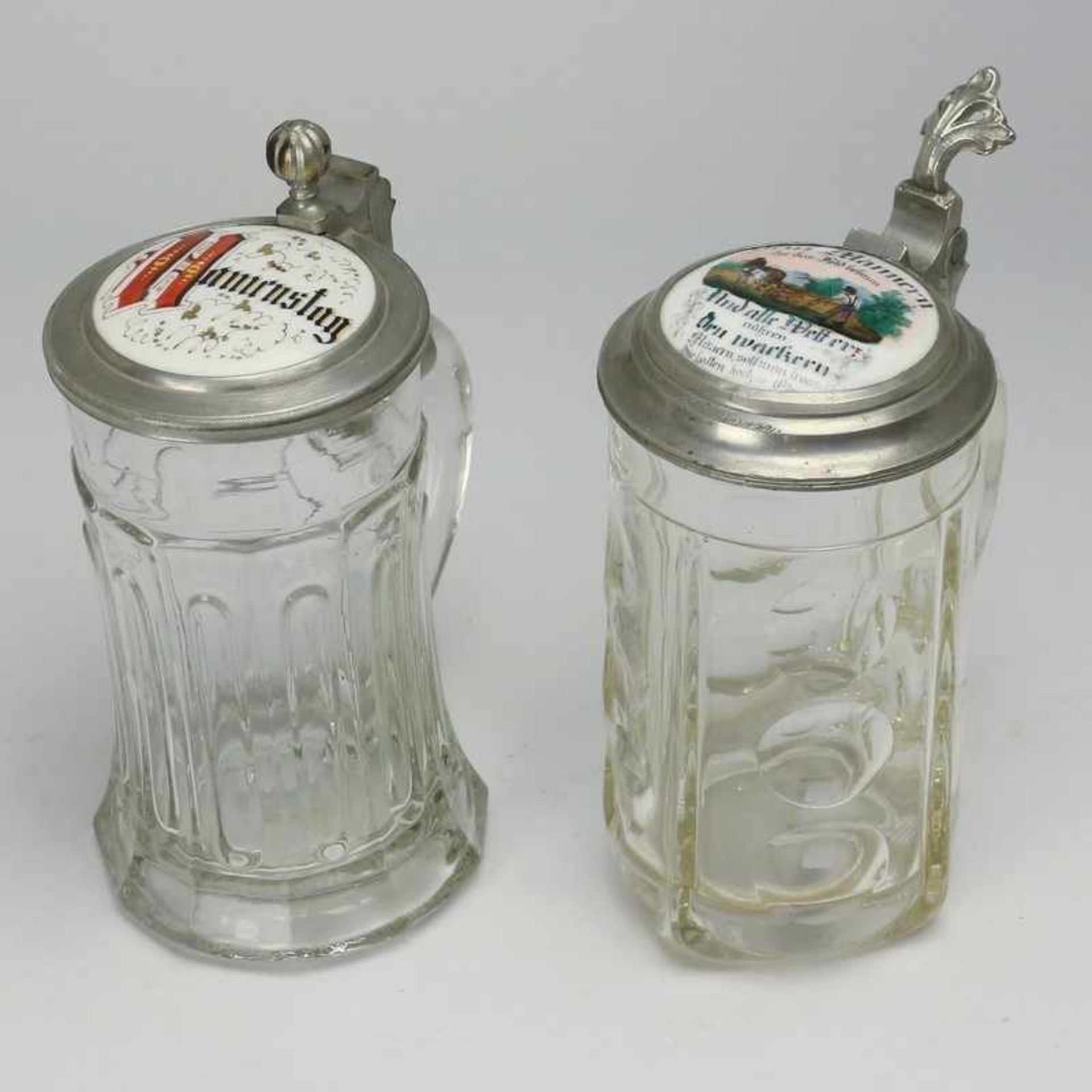 Bierkrüge um 1900, 2 St., farbloses dickw. Glas, runder/quadratischer Stand, zylindrischer Korpus,