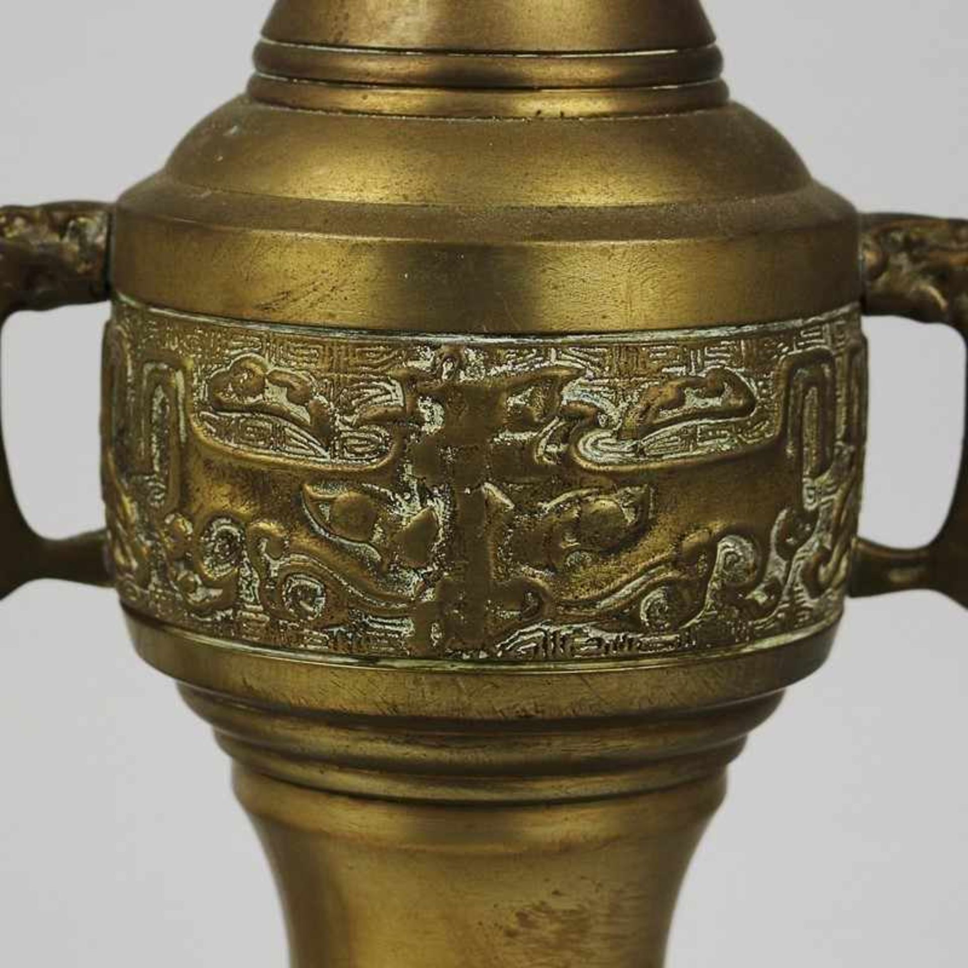 Lampenfuß 20.Jh. wohl Vietnam, Metall, runder Stand, langer Schaft m. profiliertem Ornamentband, 4 - Bild 2 aus 2