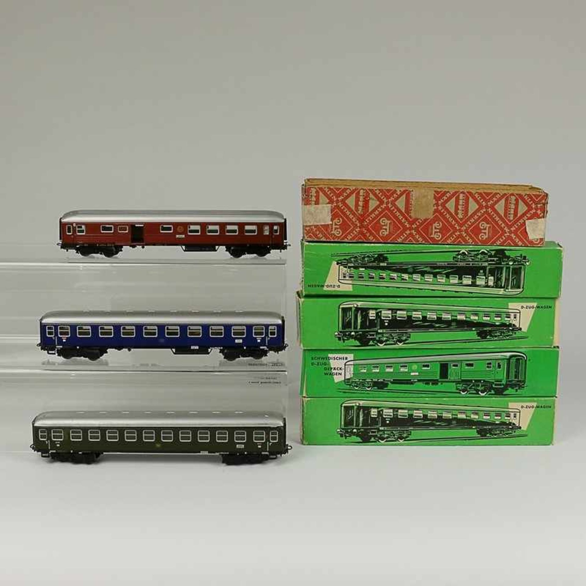 Märklin - Eisenbahn 3 Wagen; H0, Personenwagen blau, 1x grün, Packwagen braun, Metall, besp., dazu 4