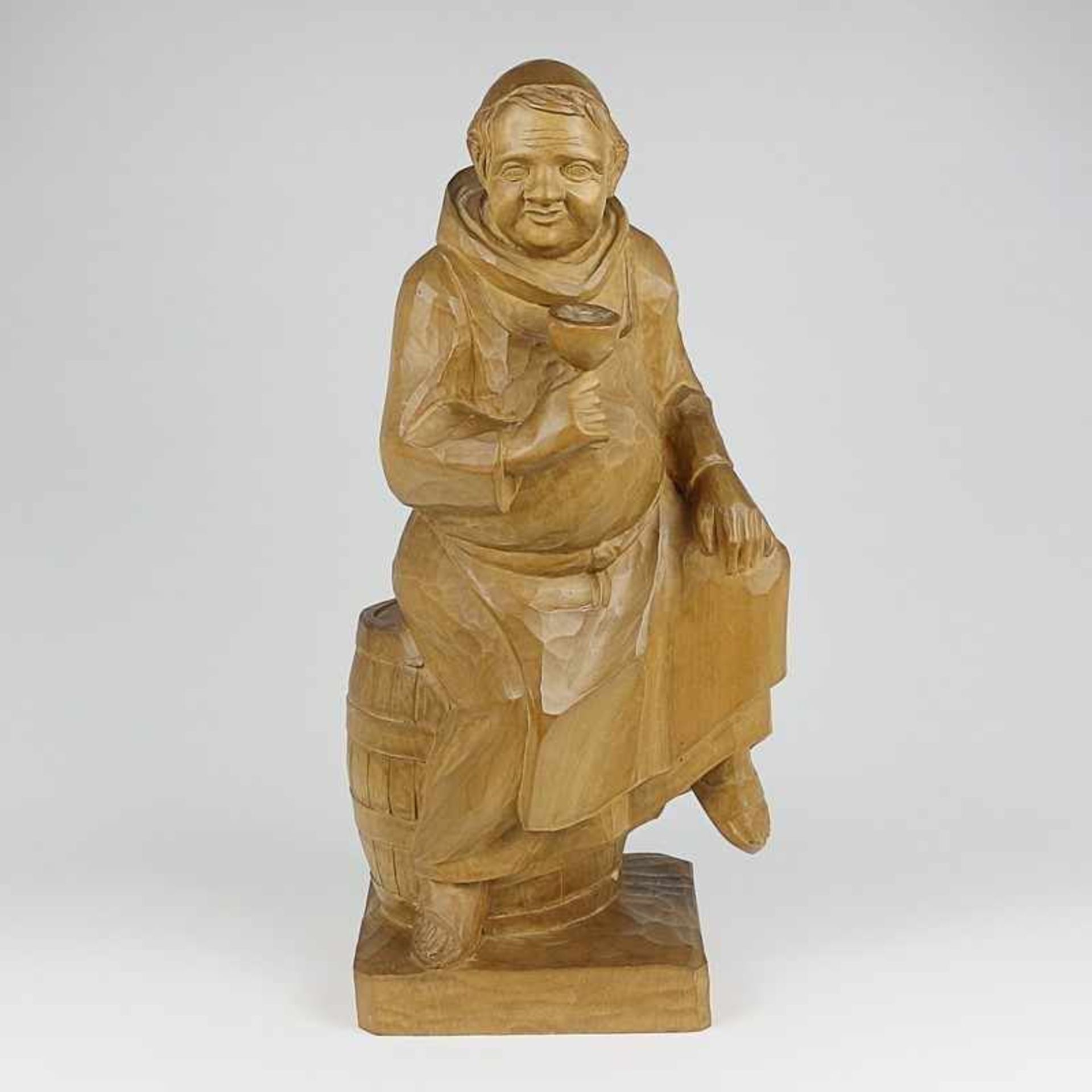 Holzfigur 20.Jh., vollplastische Holzschnitzerei, Mönch m. einem Weinglas auf einem Faß sitzend,
