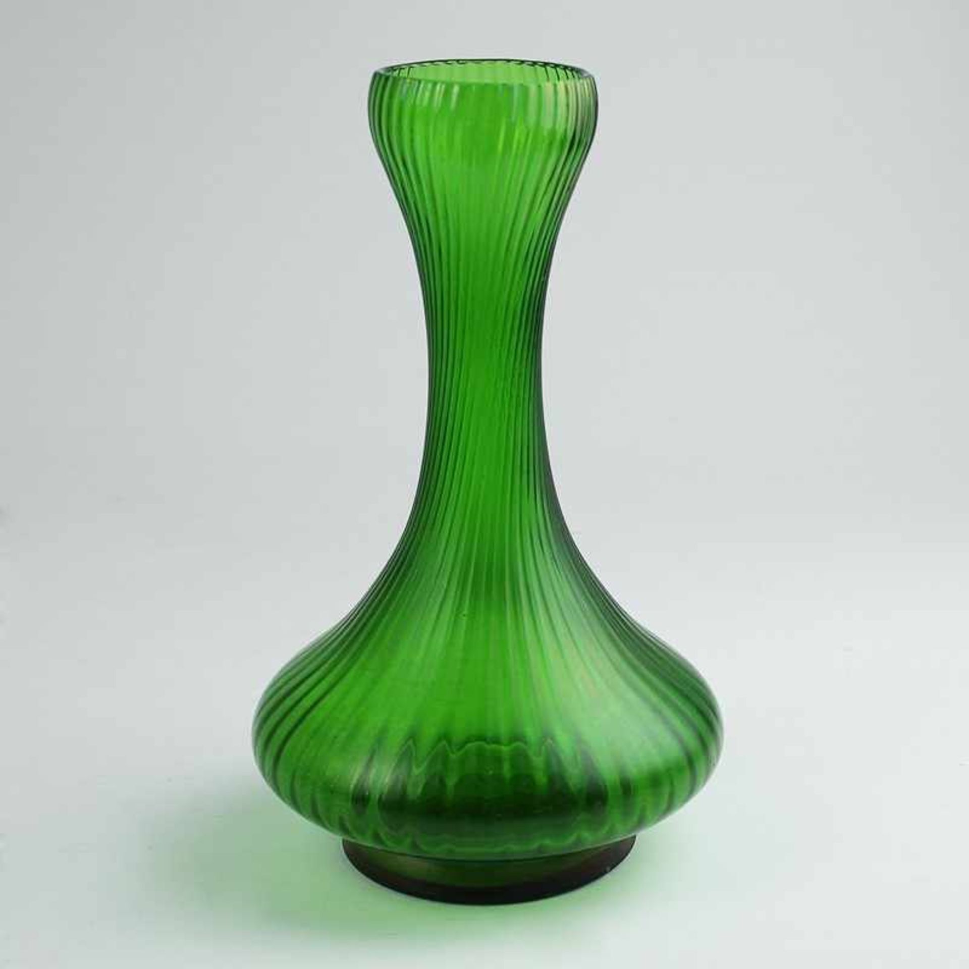 Kralik - Vase um 1900, wohl Wilhelm Kralik Sohn, Eleonorenhain, grünfarbenes Glas, runder Stand,