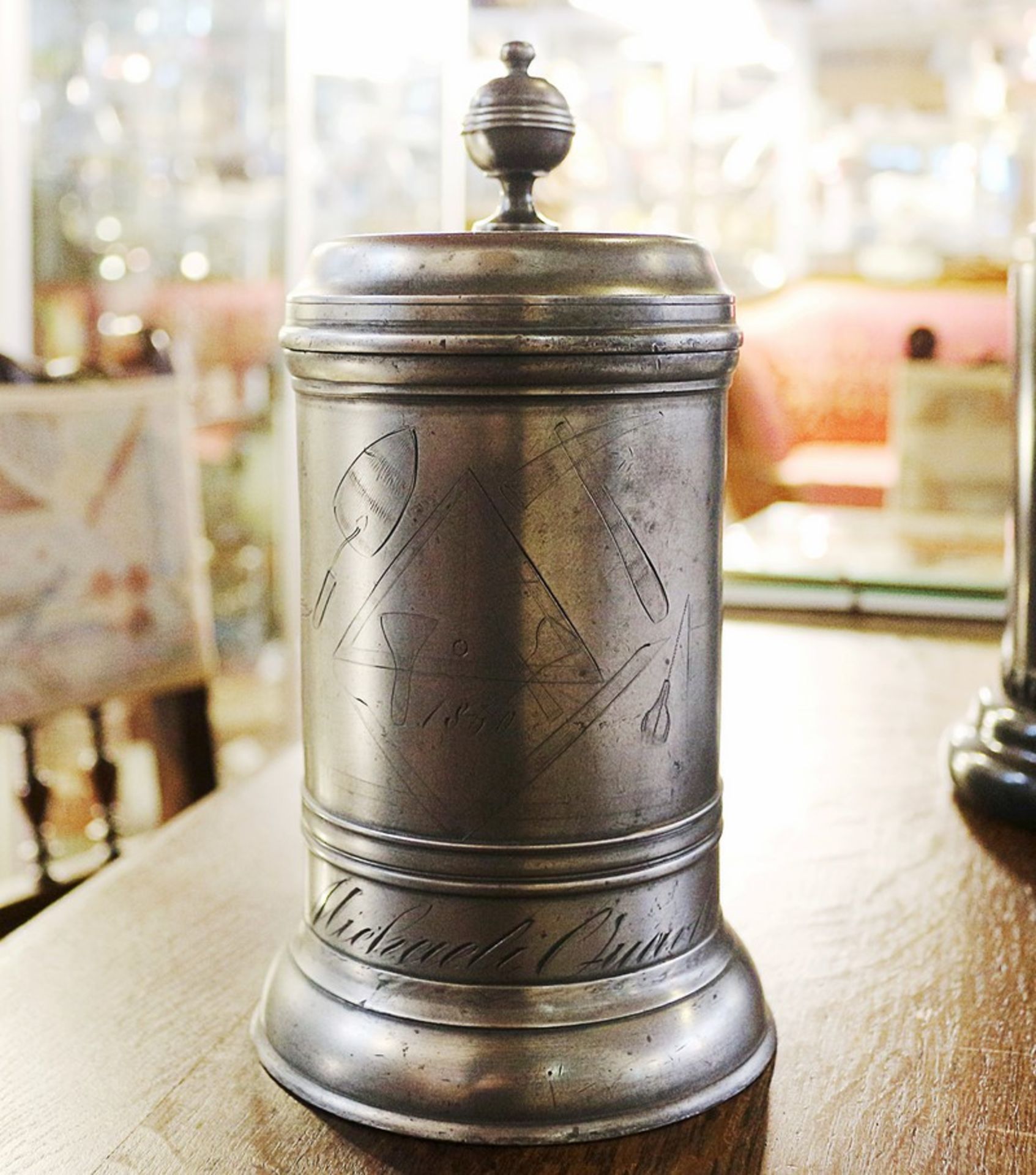 Walzenkrug Zinn, Glockenstand, zylindrischer Korpus, Deckel m. kugelförmigen Daumenrast, angesetzter - Bild 3 aus 6