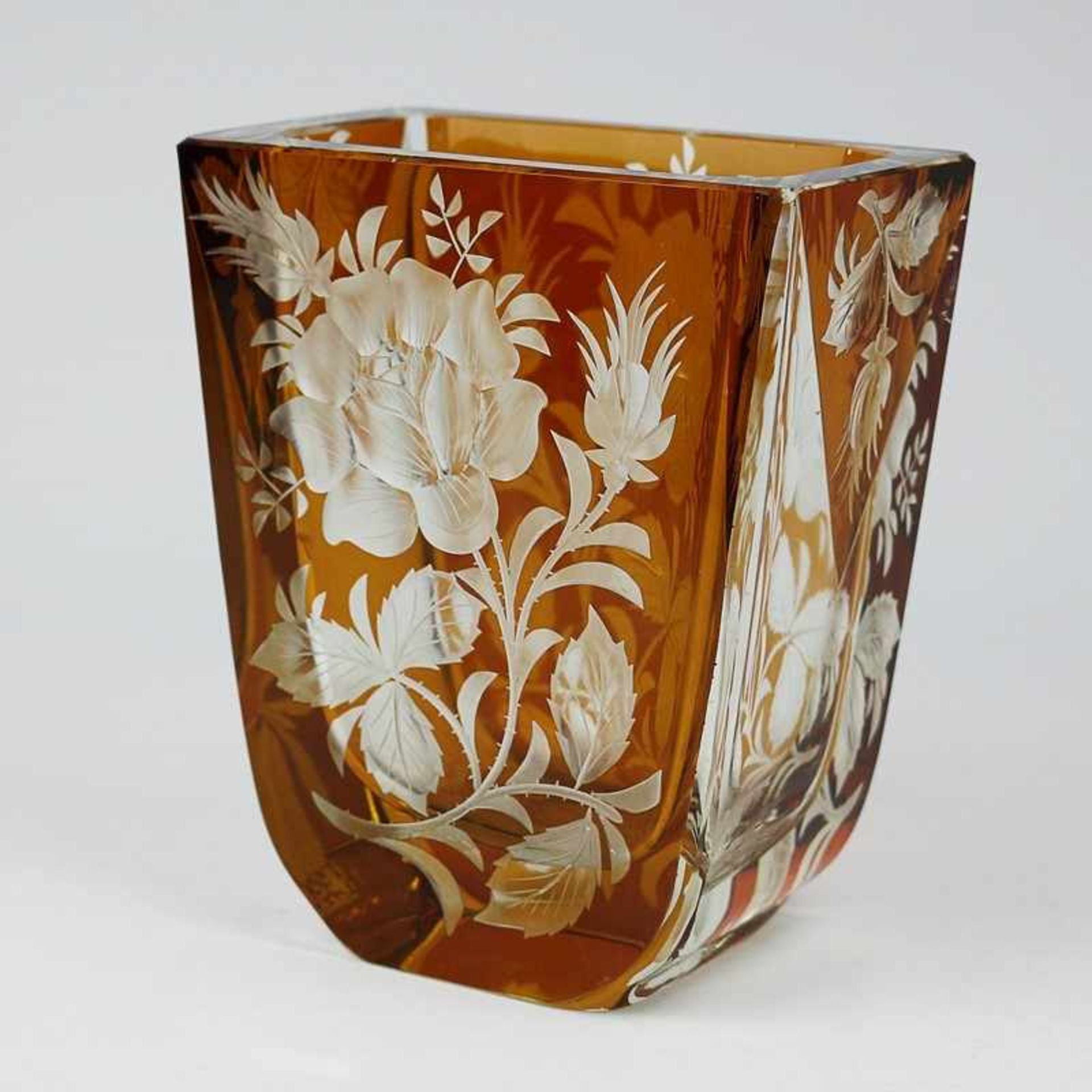 Vase farbloses Glas, quadratischer Stand, konischer Korpus, geschliffener Mündungsrand, umlaufend