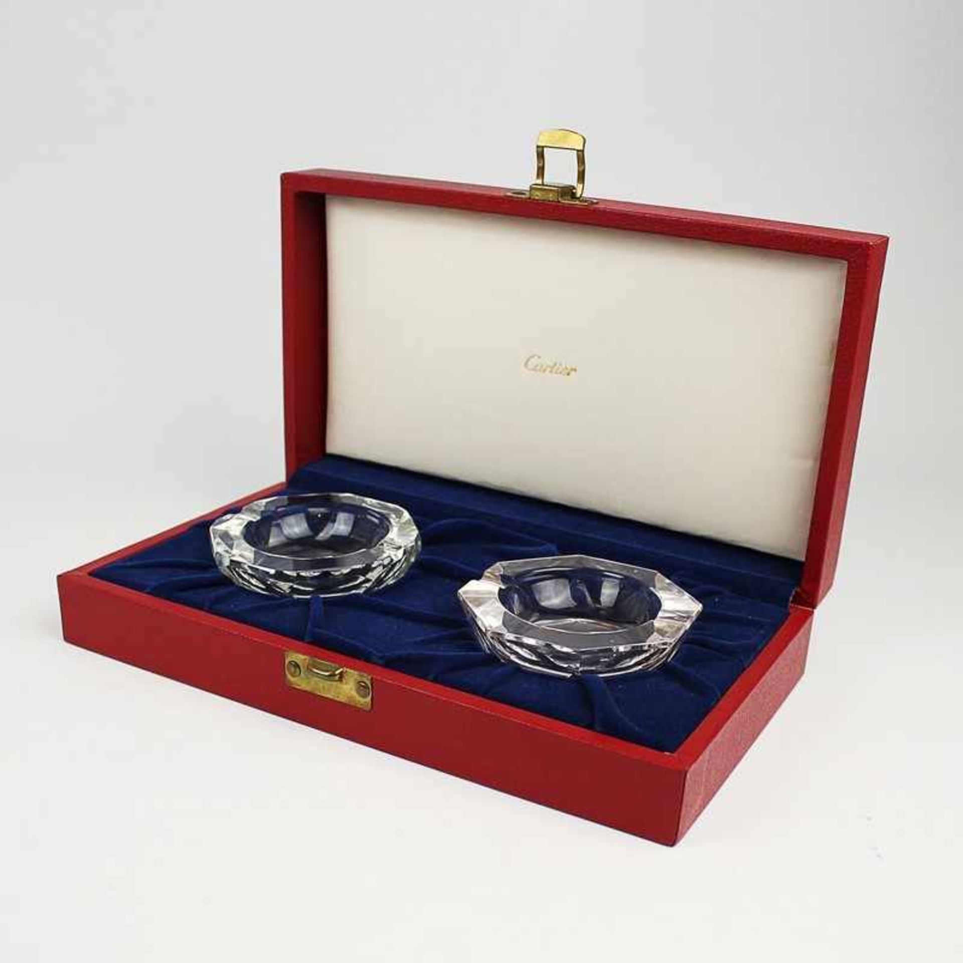 Cartier - Aschenbecher 1980er J., 2 St., farbloses dickw. Kristallglas, runder Stand, umlaufender