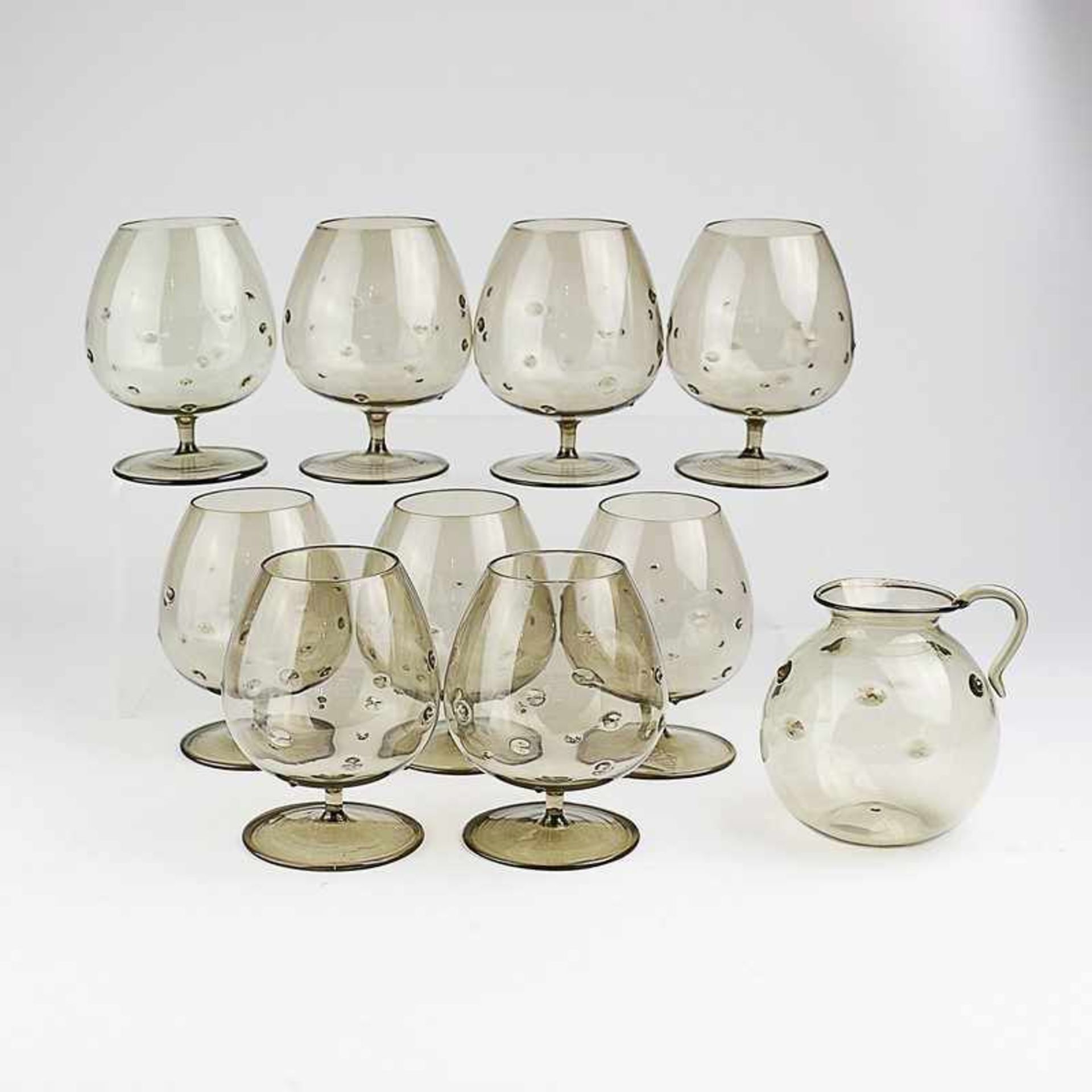 Cognacgläser 10 St., kleine Kanne m. 9 Gläsern, olivgrünes Glas, runder Stand, dünner kurzer Schaft,
