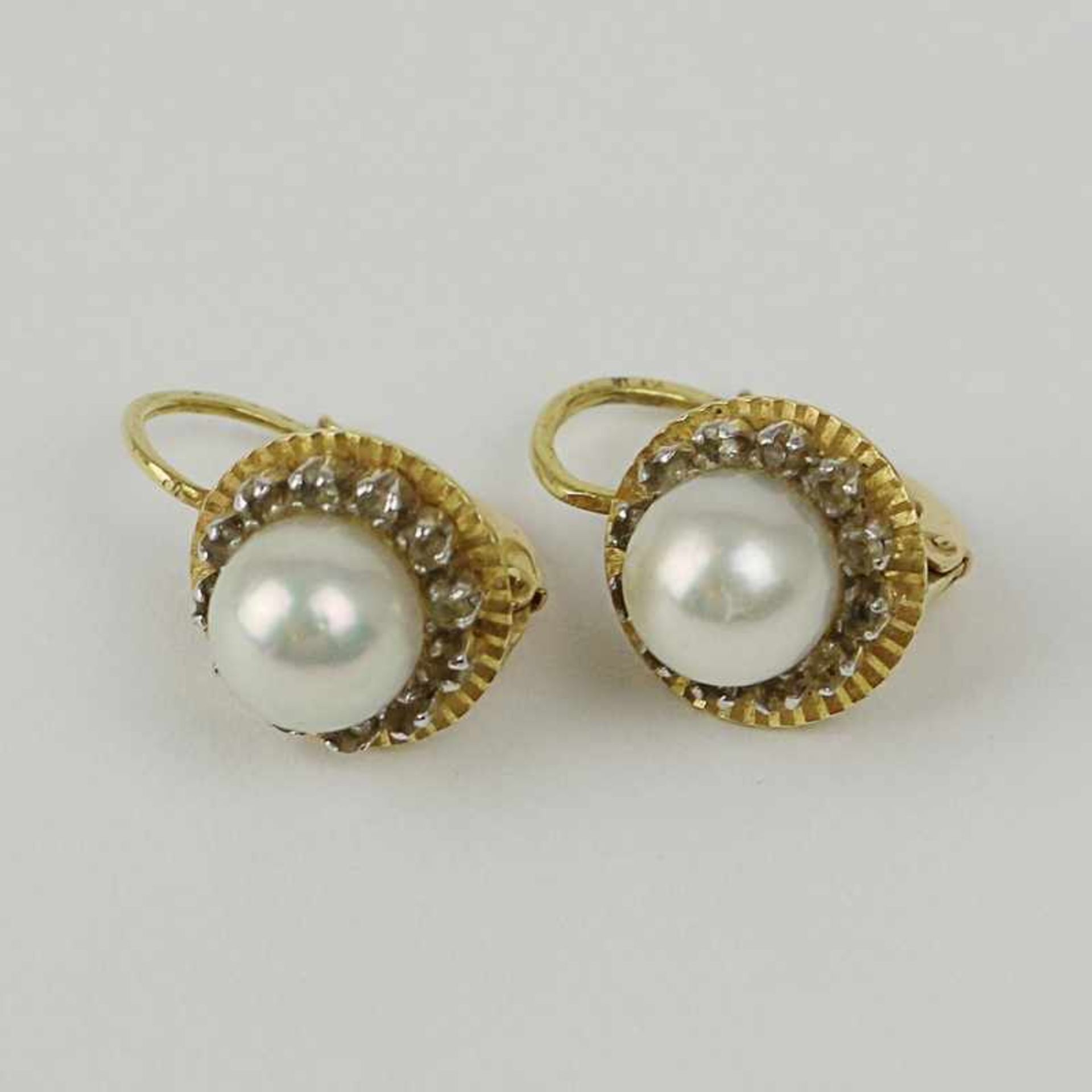 Perlen - Ohrringe gem. K 18, Brisuren mit festen floralen Abhängungen je besetzt mit einer schön