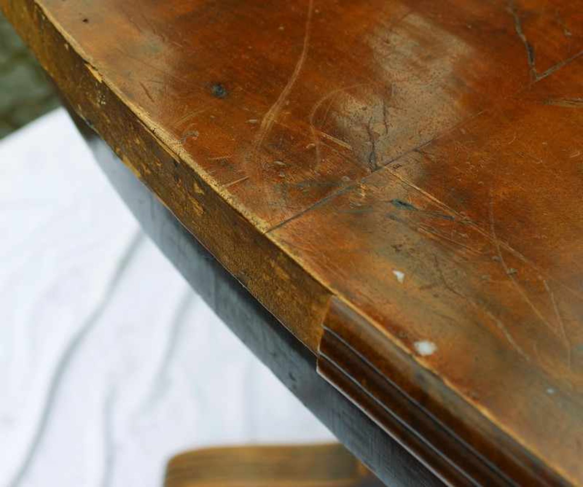 Louis-Phillipe-Salontisch m. 4 Stühlen um 1850/60, Nussbaum/Nussmaser massiv u. furniert, Tisch: - Bild 5 aus 7
