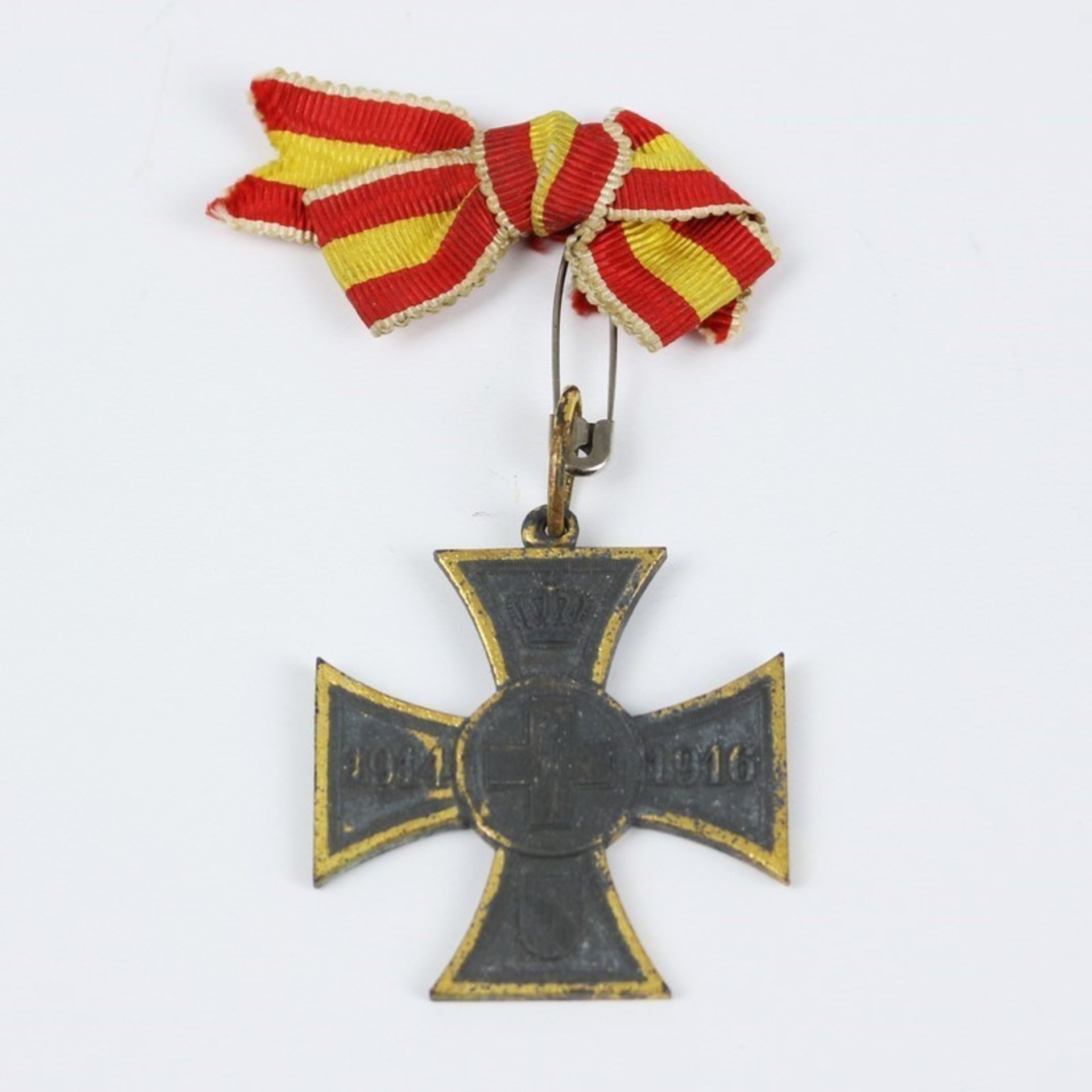 Abzeichen - 1.WK Kreuz für freiwillige Kriegshilfe, 1914/1916, Zink, vergold., m. Schleife, ber.,