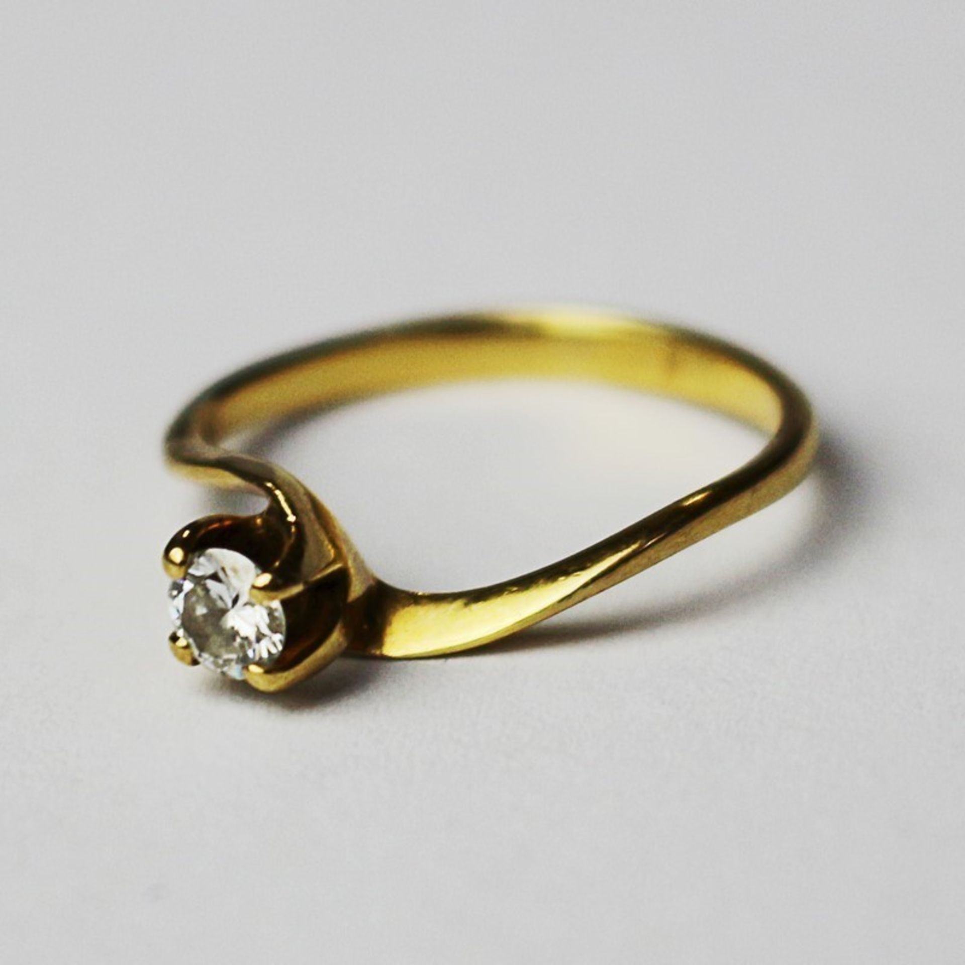 Damenring - Diamant GG 750, geschwunge Ringschiene besetzt mit einem Diamant, ca.0,18ct, RW53, Gca.