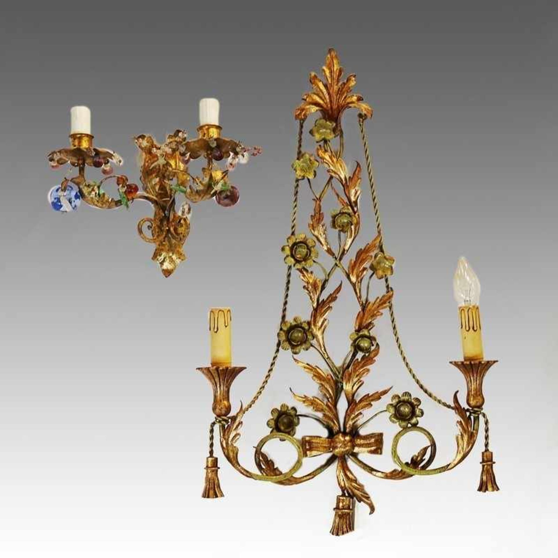 Zwei Wandlampen Metall, jew. 2-flammig, 1x goldfarben, Akanthusblattdekor, geschwungene
