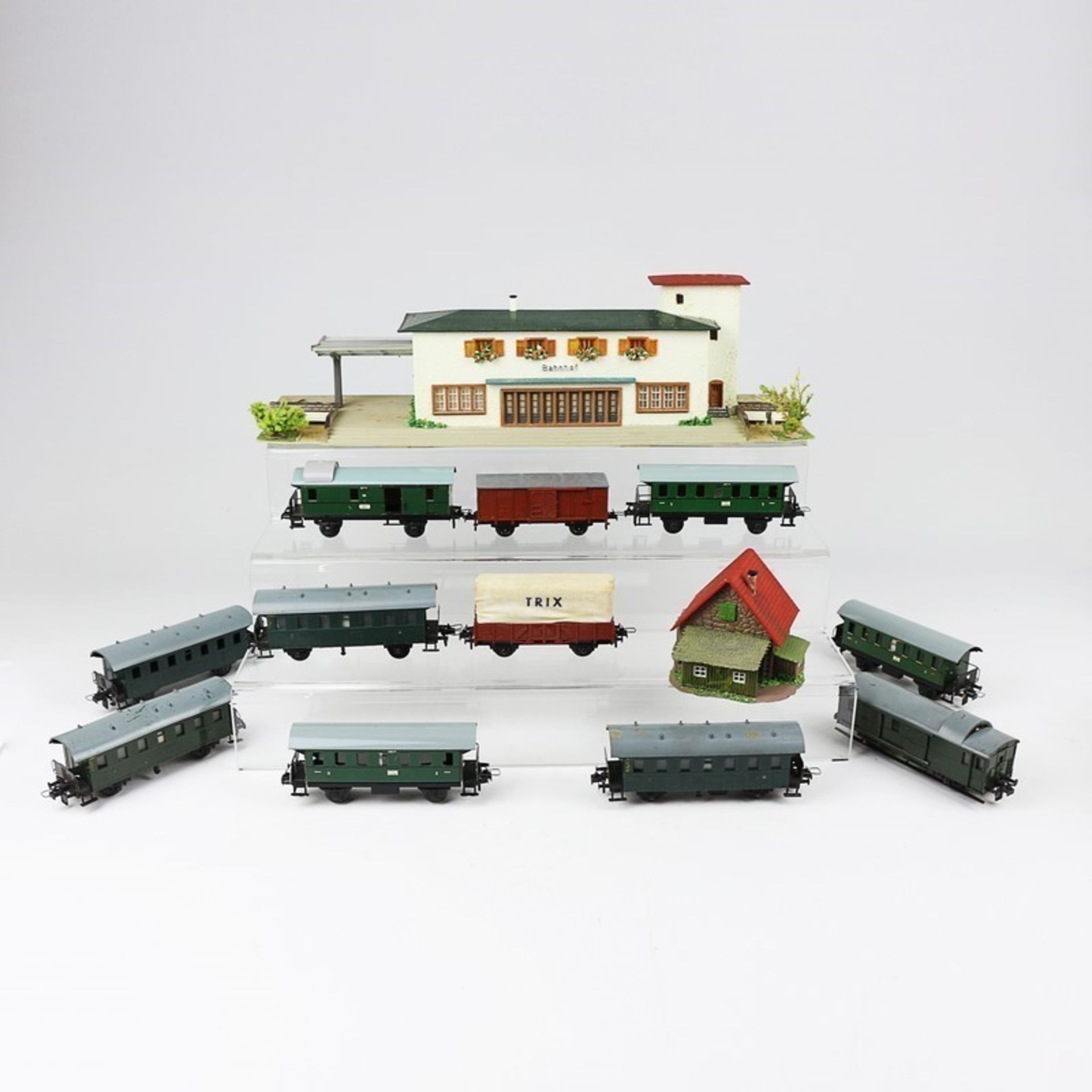 Trix - Eisenbahn 11 Wagen, H0, 1960er J., 7 Personenwagen, 2 Packwagen, grün, Planenwagen,