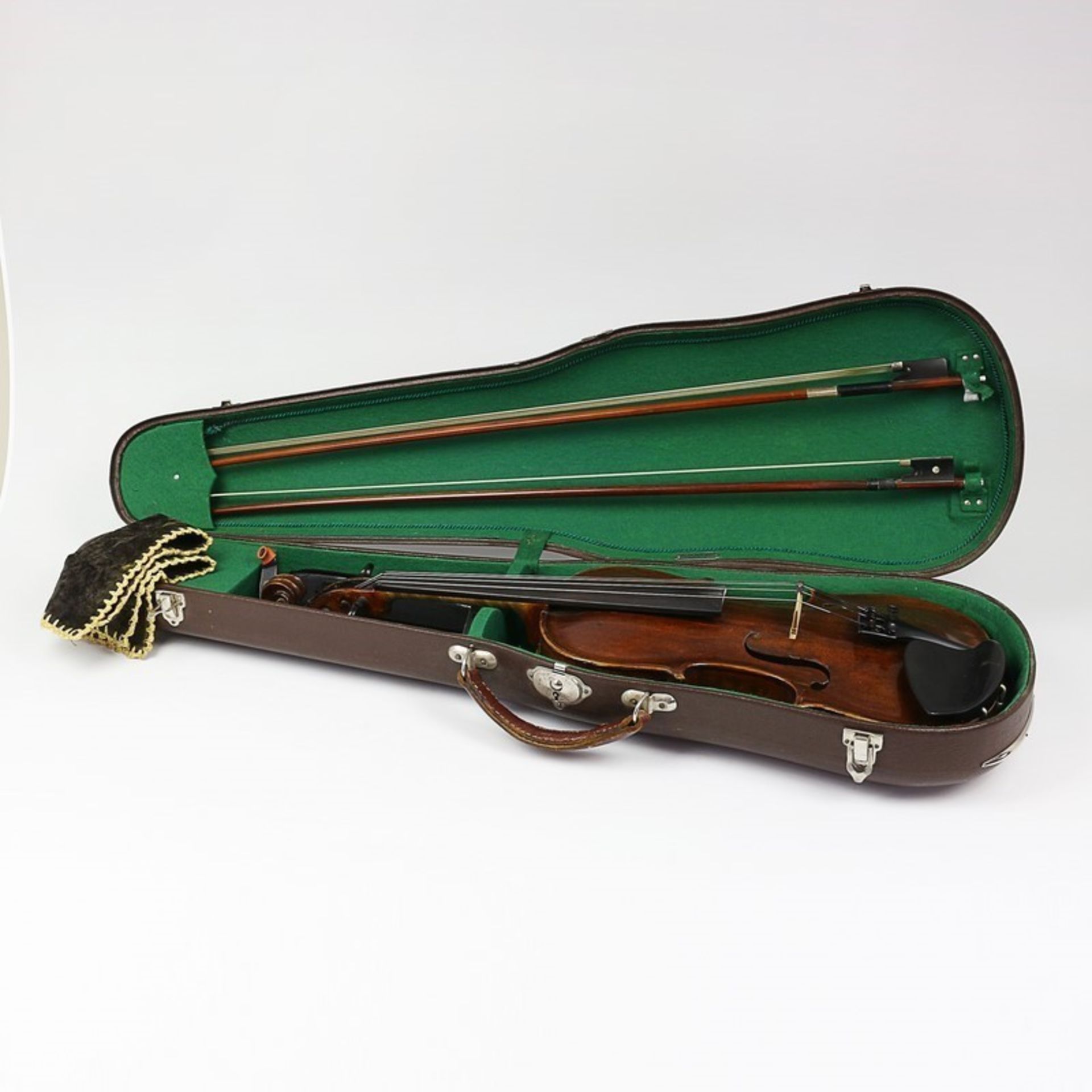 Violine mit 2 Bögen im Koffer, 1 Bogen bezeichnet H. R. Pfretschner, G 62g, Meisterwerkstätte