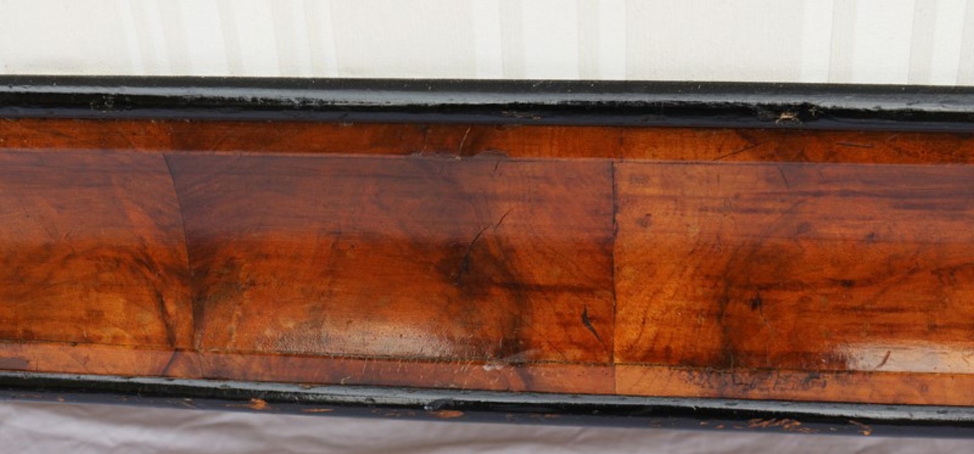 Biedermeier - Sofa um 1825/30, süddeutsch, Nussbaum/Nussmaser furniert, gebogte Volutenfüße, - Bild 6 aus 7