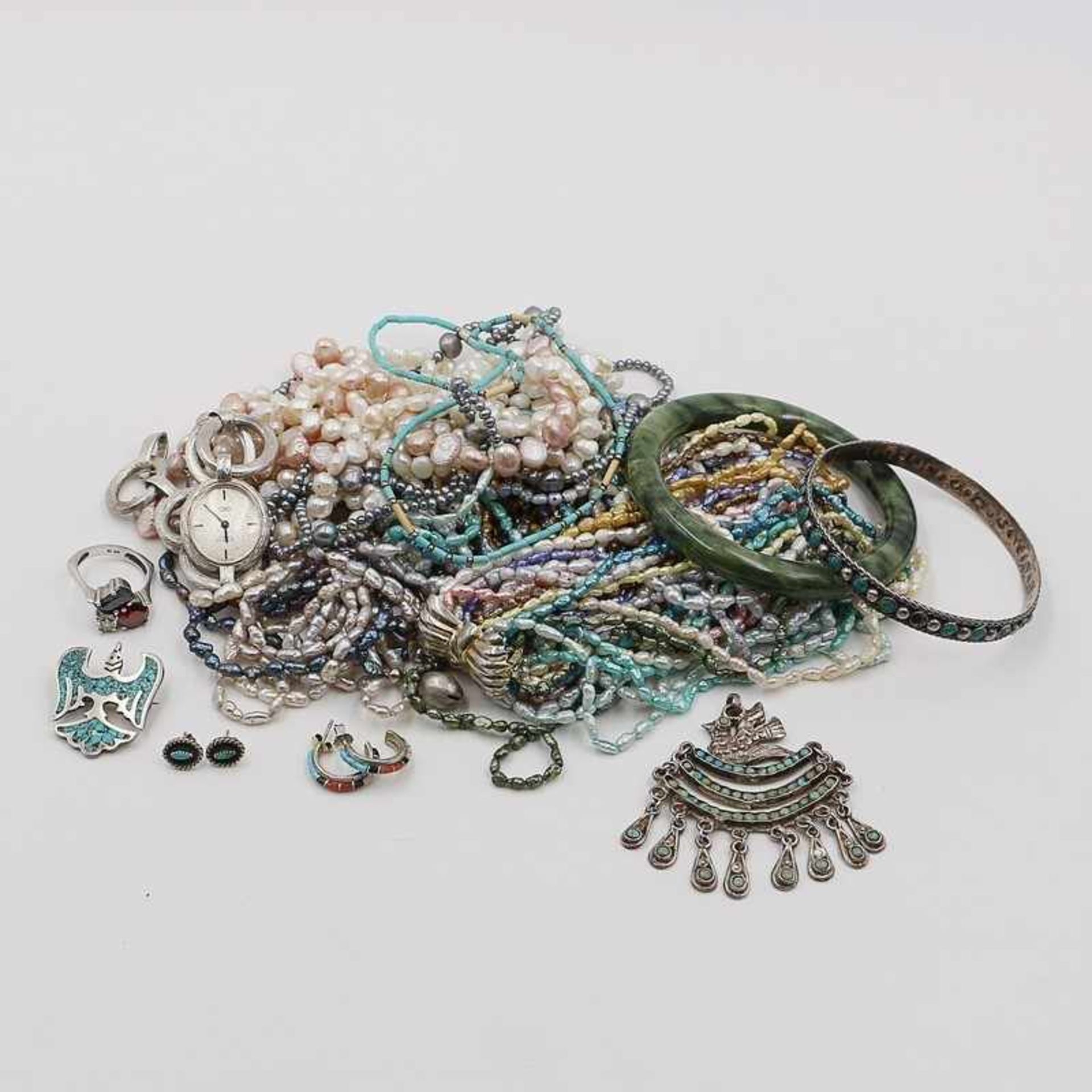 Konvolut - Modeschmuck ca. 23 St, Ketten aus div. gefärbten u. versch. ausgeformten Perlen, Armreif,