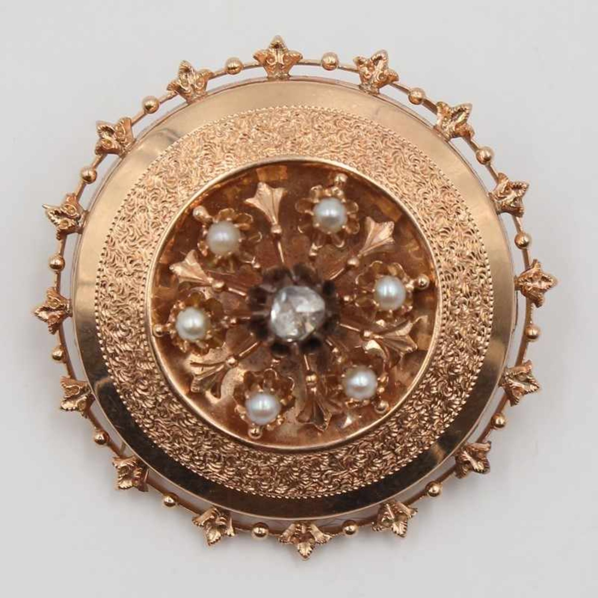Brosche - Diamant/Perlen Historismus, GG 585 gepr., Schildform, mit durchbrochener Umrandung, mittig