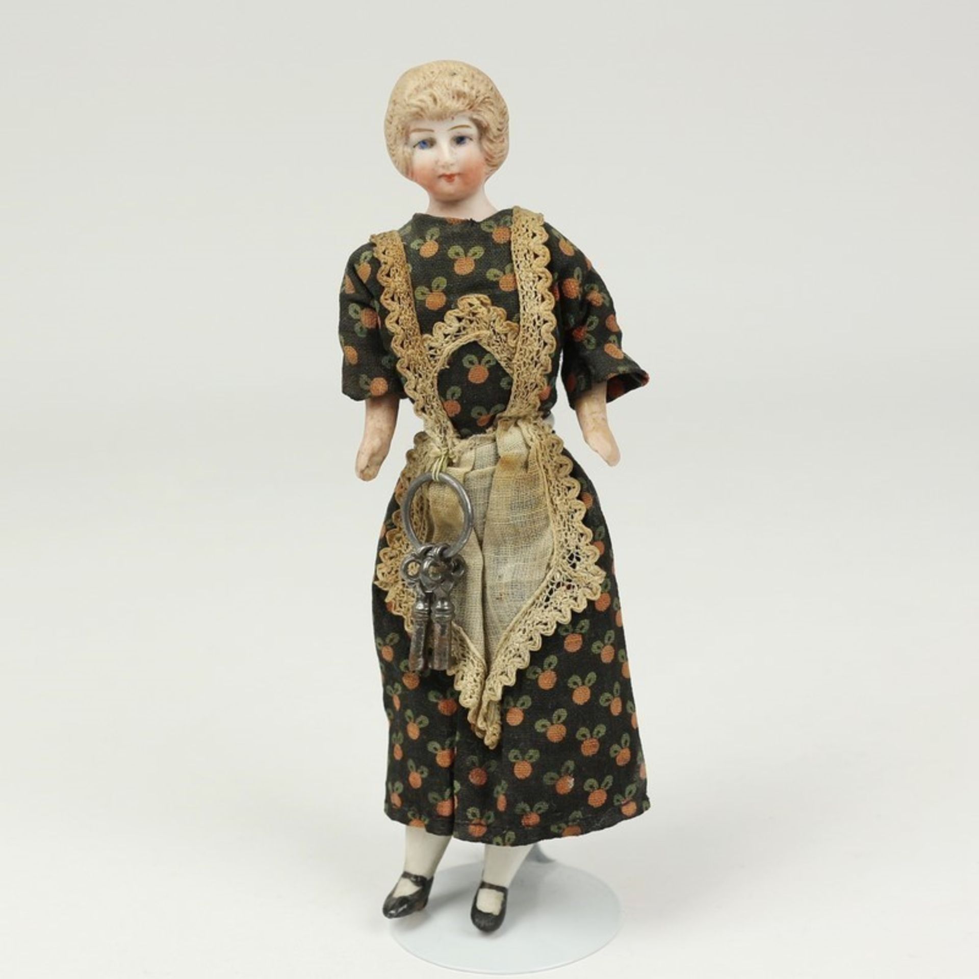 Puppe um 1910/20, Püppchen für die Puppenstube, dunkelblonde Dame des Hauses oder Mamsell im dunklen