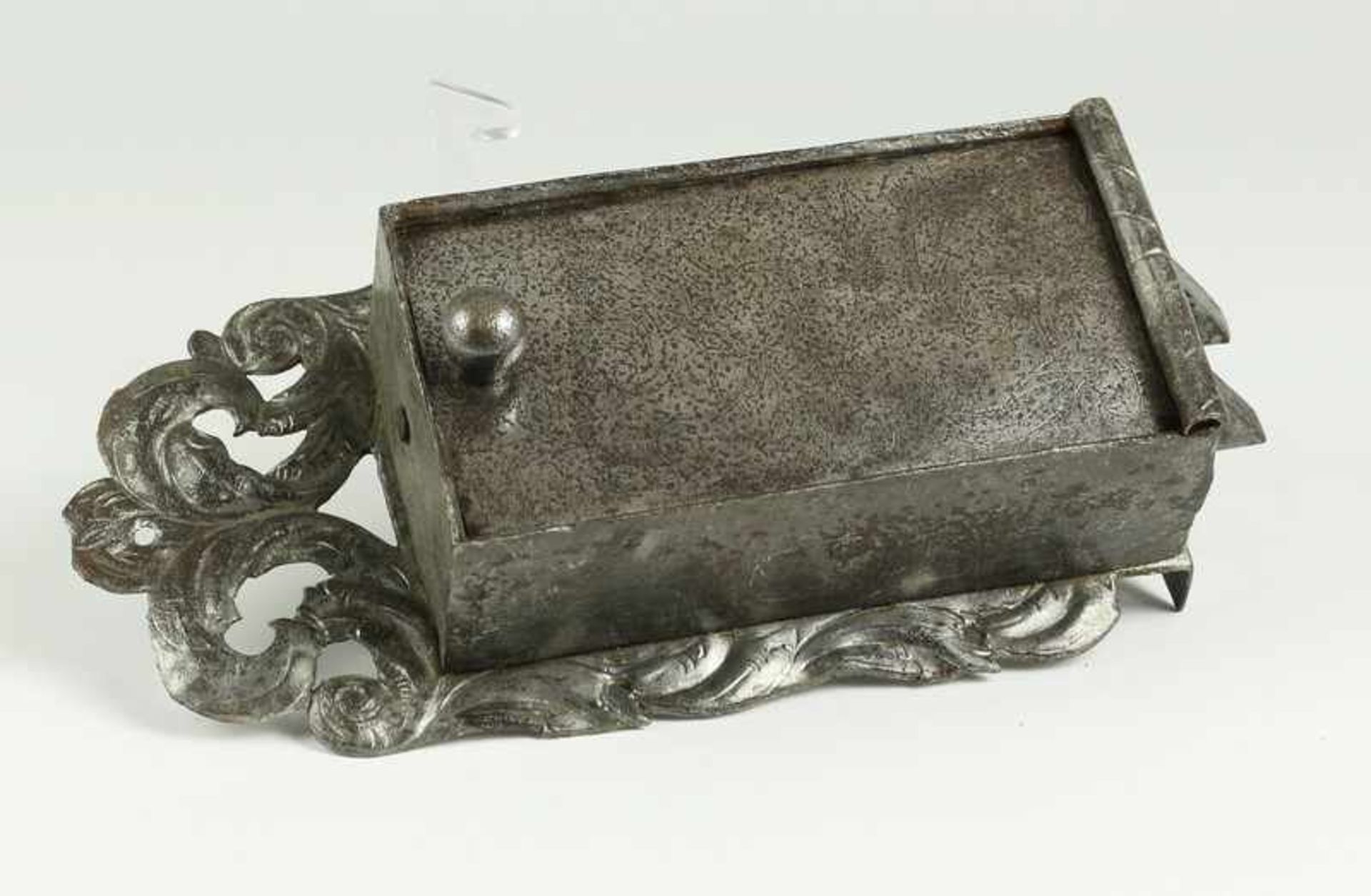 Schrankschloss - Barock Eisen, reliefierte durchbrochene Sockelplatte, gravierte Deckplatte,