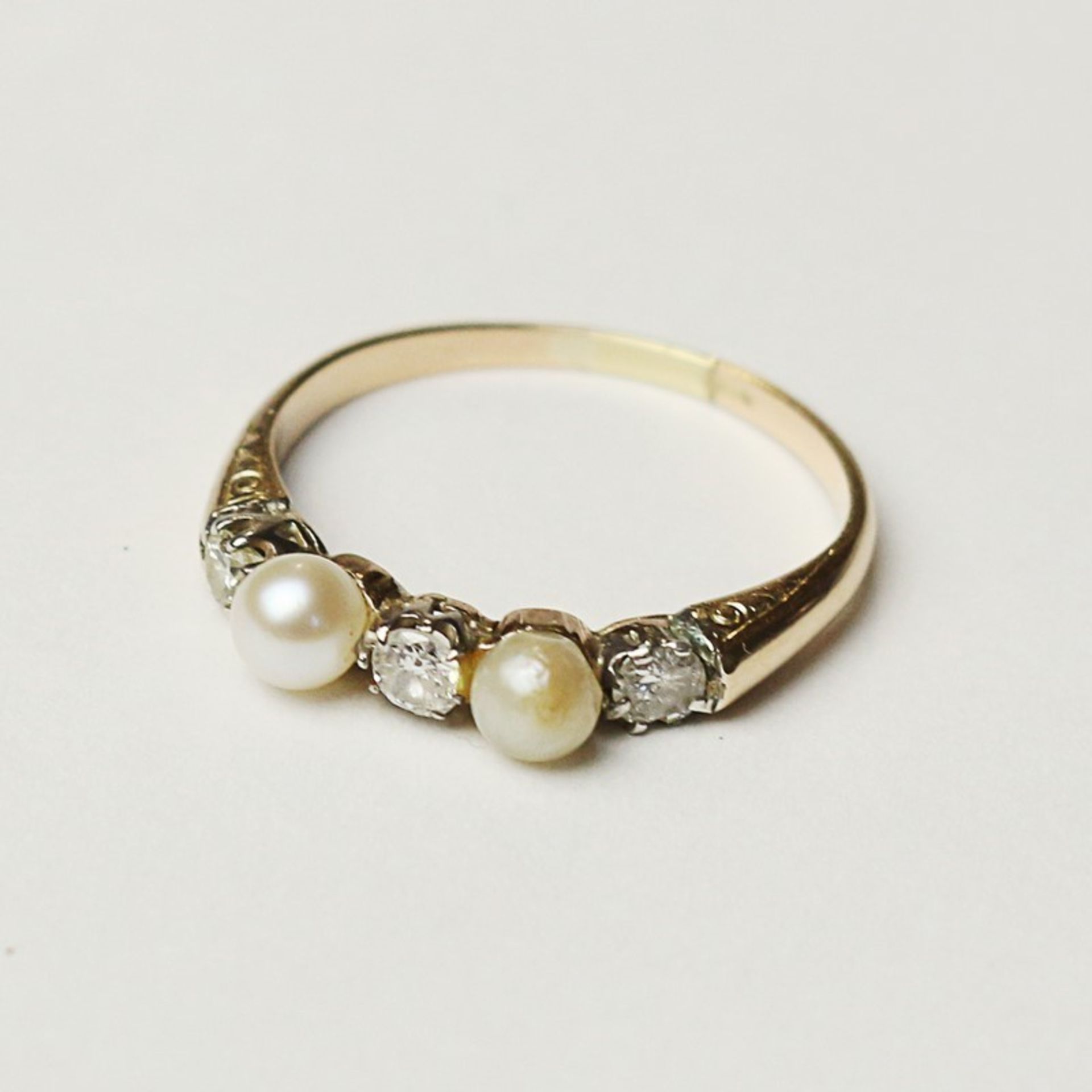 Perlen/Diamant - Damenring GG 585, Ringkopf besetzt mit 2 kl. Perlen, Dca.0,3, 1 davon mit Klebesp.,