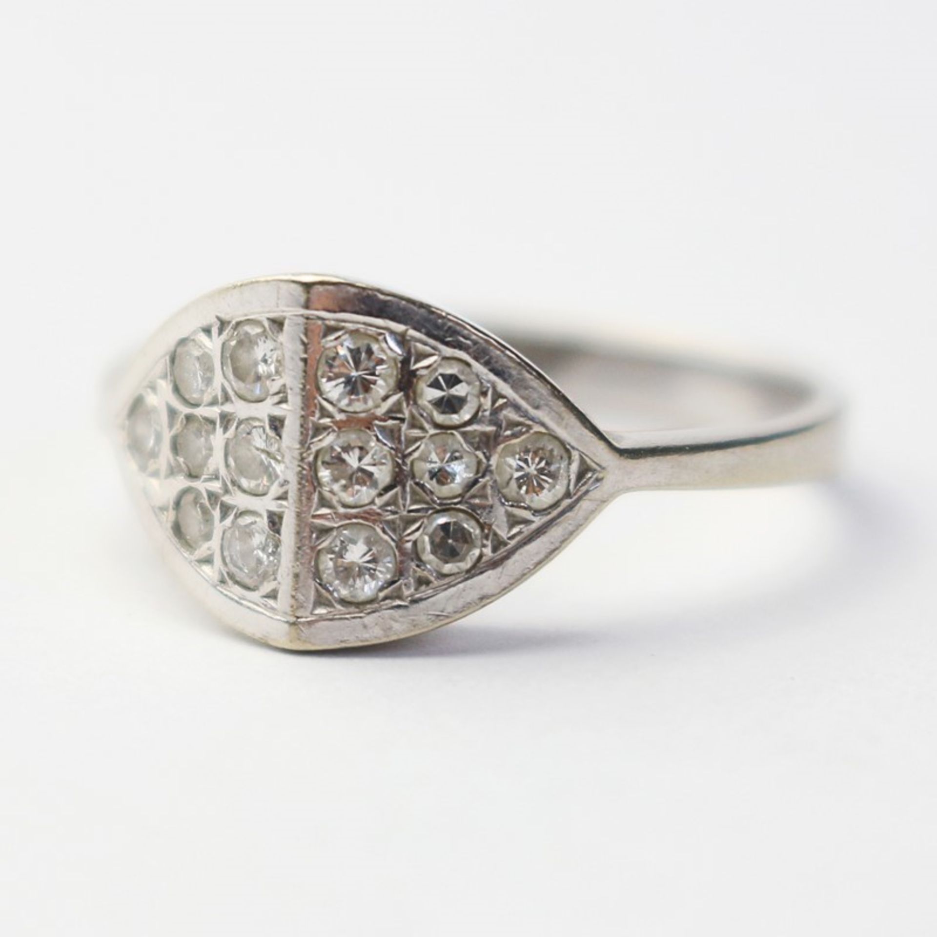 Damenring - Diamant WG 585, rautenförmig geklappter Ringkopf besetzt mit Diamanten, gem.0,34ct,