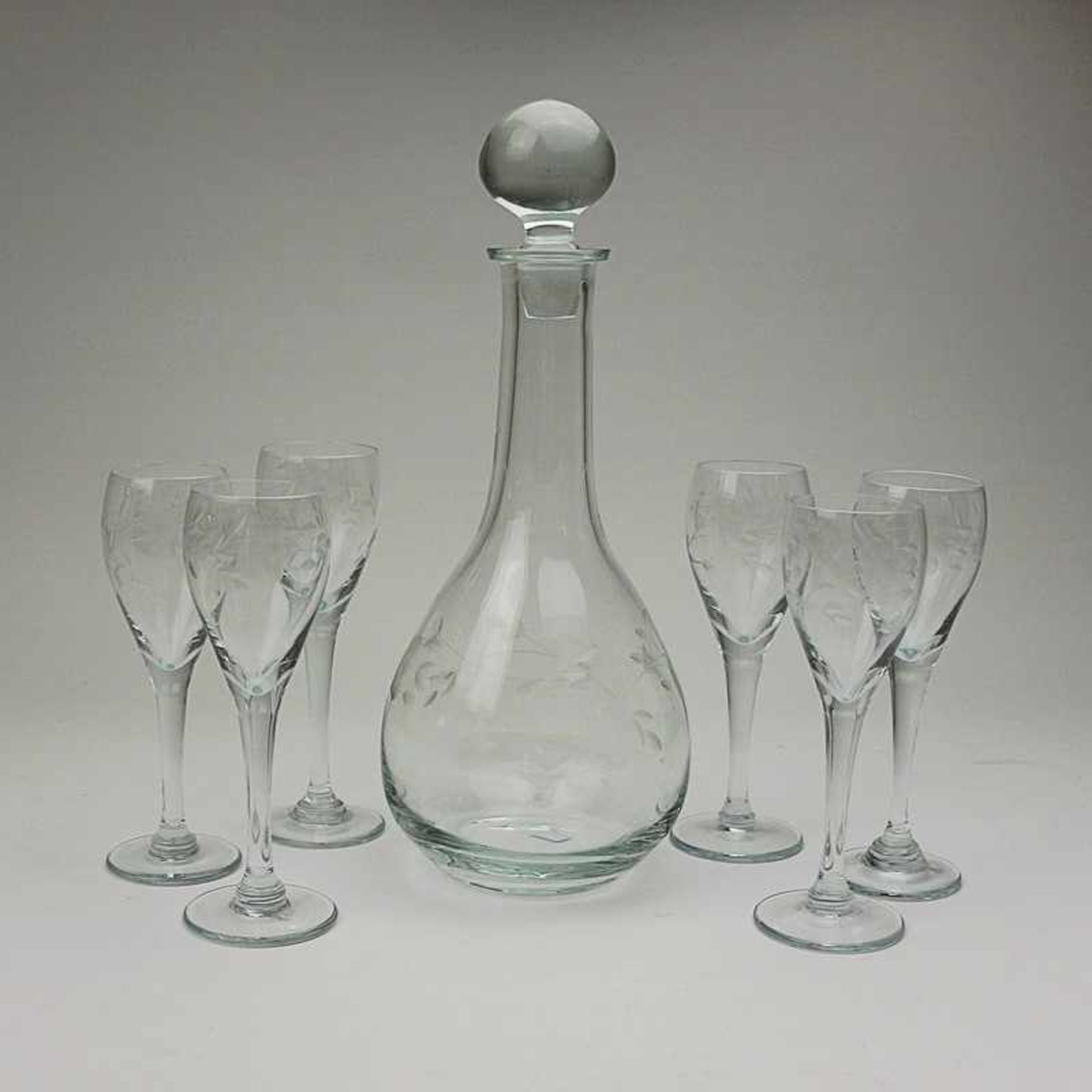 Likörset Karaffe m. 6 Gläsern, farbloses Glas, runder Stand, ovoider Korpus, schmaler Hals, leicht