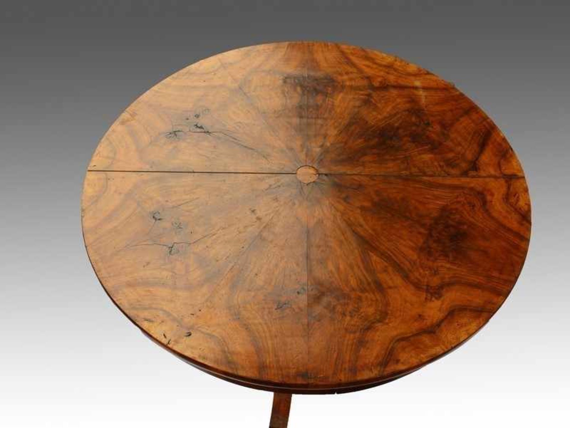 Biedermeier - Tisch um 1820, süddeutsch, Nadelholz, Nussbaum/Nusswurzel furniert, dreiteiliger - Bild 2 aus 4