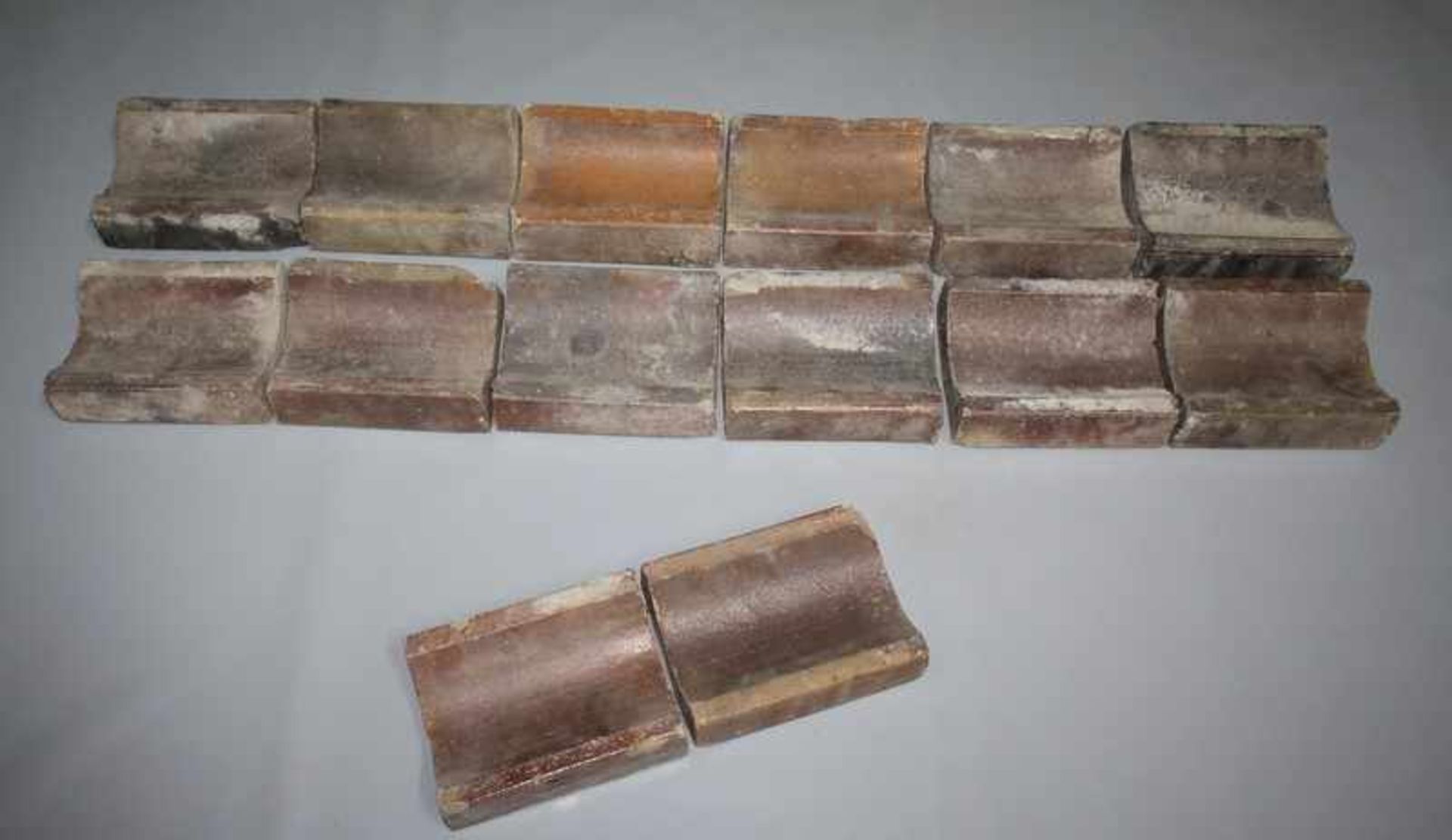 Rinnsteine um 1920, 14 St., rötlich braunes Steinzeug, entmörtelt, tlw. m. Abplatzungen an den