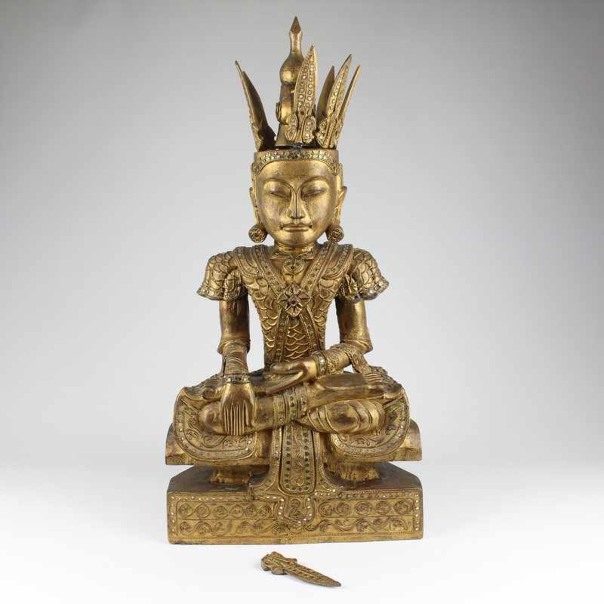 Figur - Thailand 20.Jh., Holz geschnitzt, gold staff., Pailettenbesatz, integrierter rechteckiger