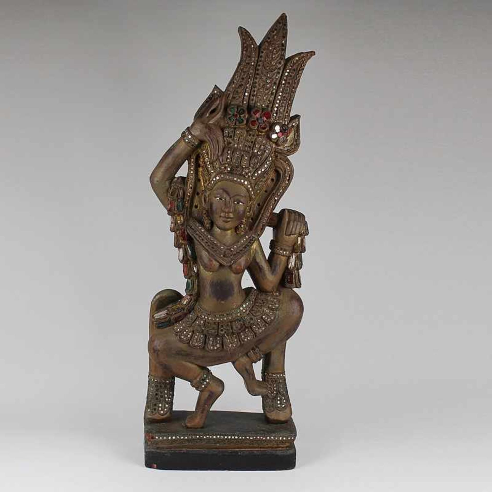 Figur - Thailand 20.Jh., Holz geschnitzt, Tempeltänzerin, rechteckiger Sockel, polychrom u. partiell