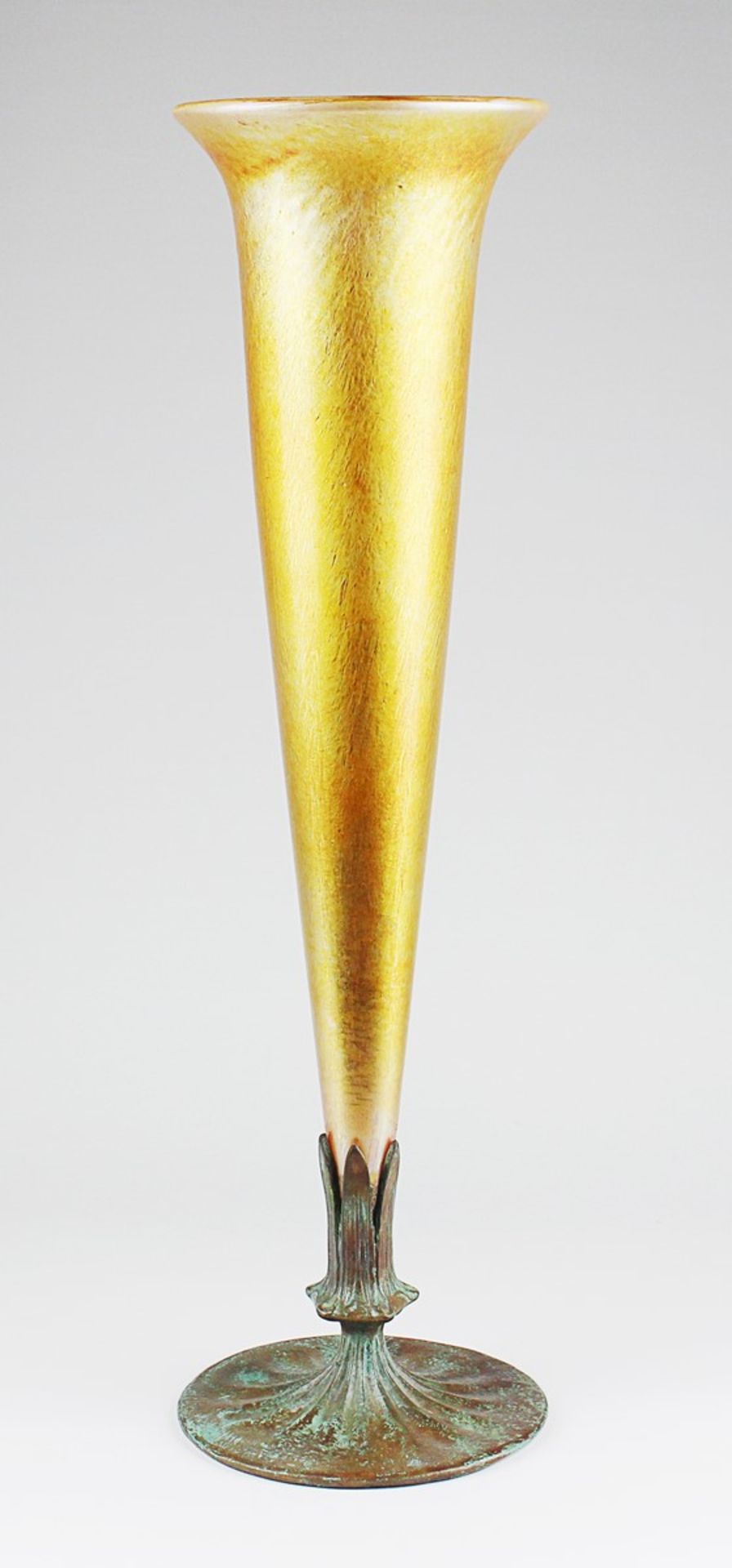 Tiffany - Trompetenvase um 1900/10, Louis Comfort Tiffany, New York, sog. Favrile-Glas, farbloses