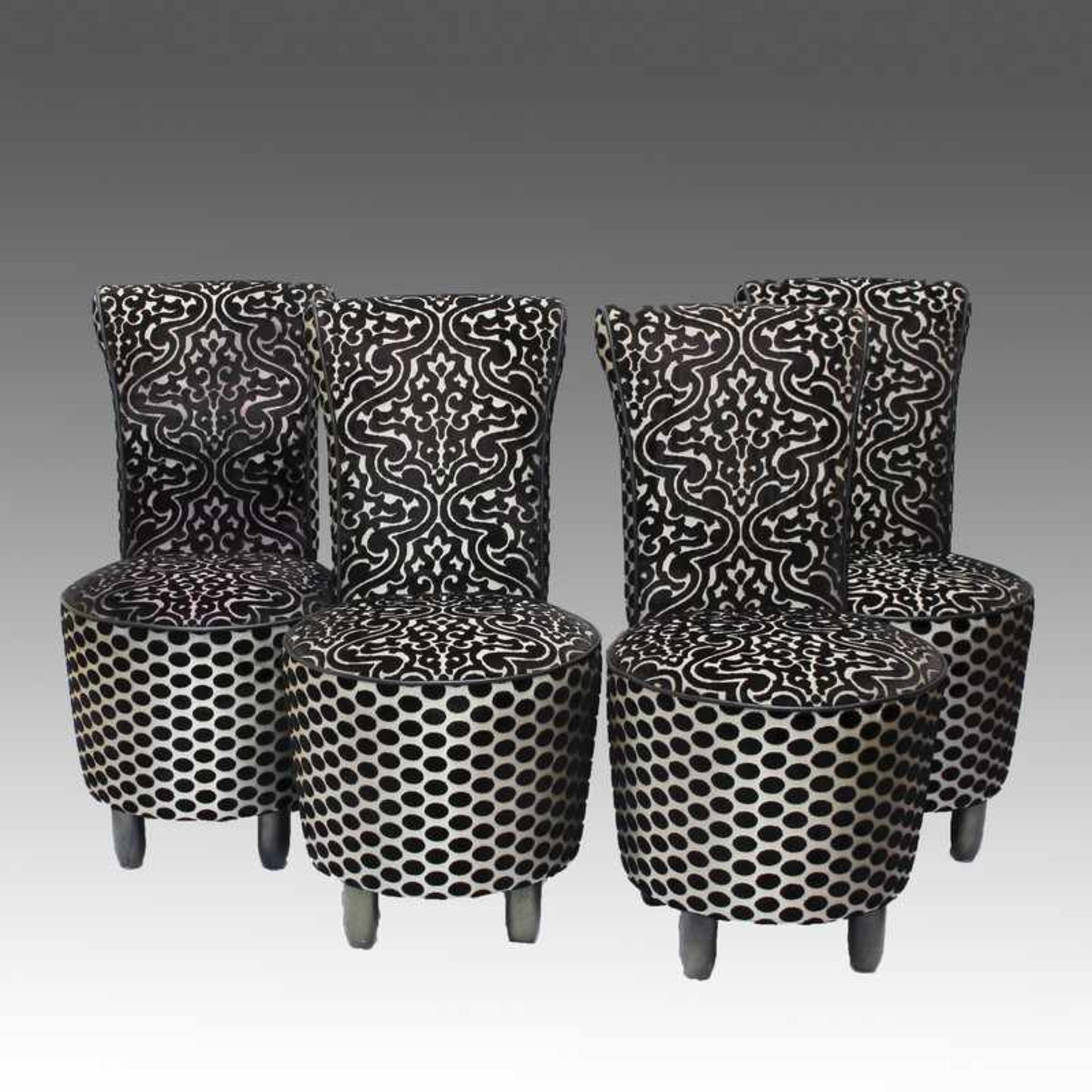 Satz Stühle 4 St., zylindrische Füße, schwarz irisierend, trommelförmiger Sitz, hohe Rückenlehne,