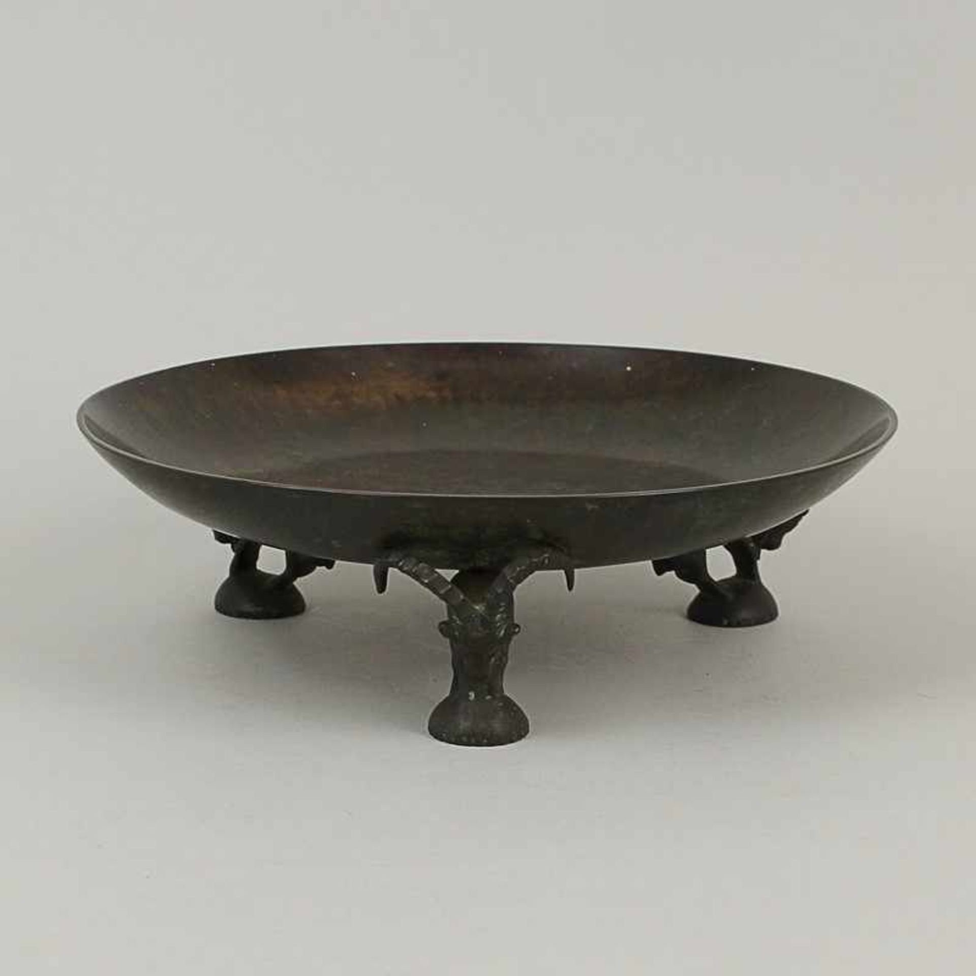 Schale um 1900, Bronze, patiniert, 3 Füße in Form von Steinböcken, vollplastisch ausgearbeitet,
