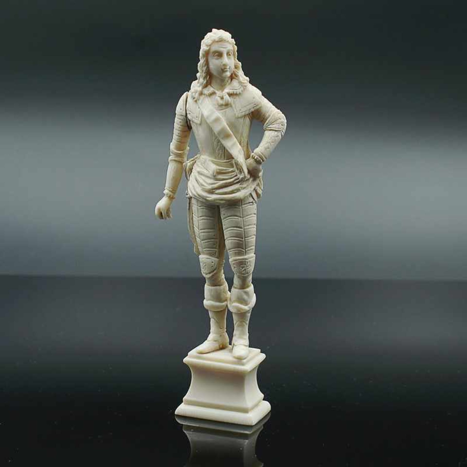 Figur 19.Jh., Elfenbein, vollplastische Figur eines Edelmannes in Rüstung, auf einem profiliertem