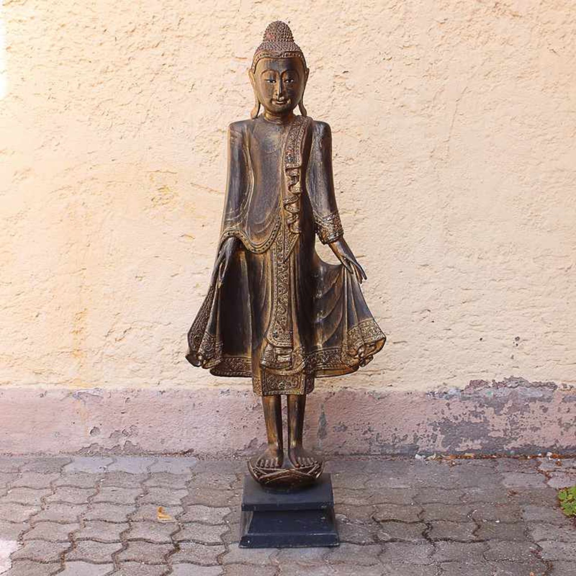 Figur - Thailand 20.Jh., Holz geschnitzt, Tempeldiener, Sockel, polychrom u. gold staff.,