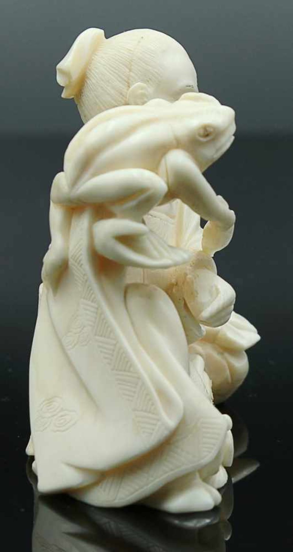 Figur vollplastische Beinschnitzerei, partiell geschwärzt, sitzender Sennin Gama m. einem Frosch - Bild 2 aus 4
