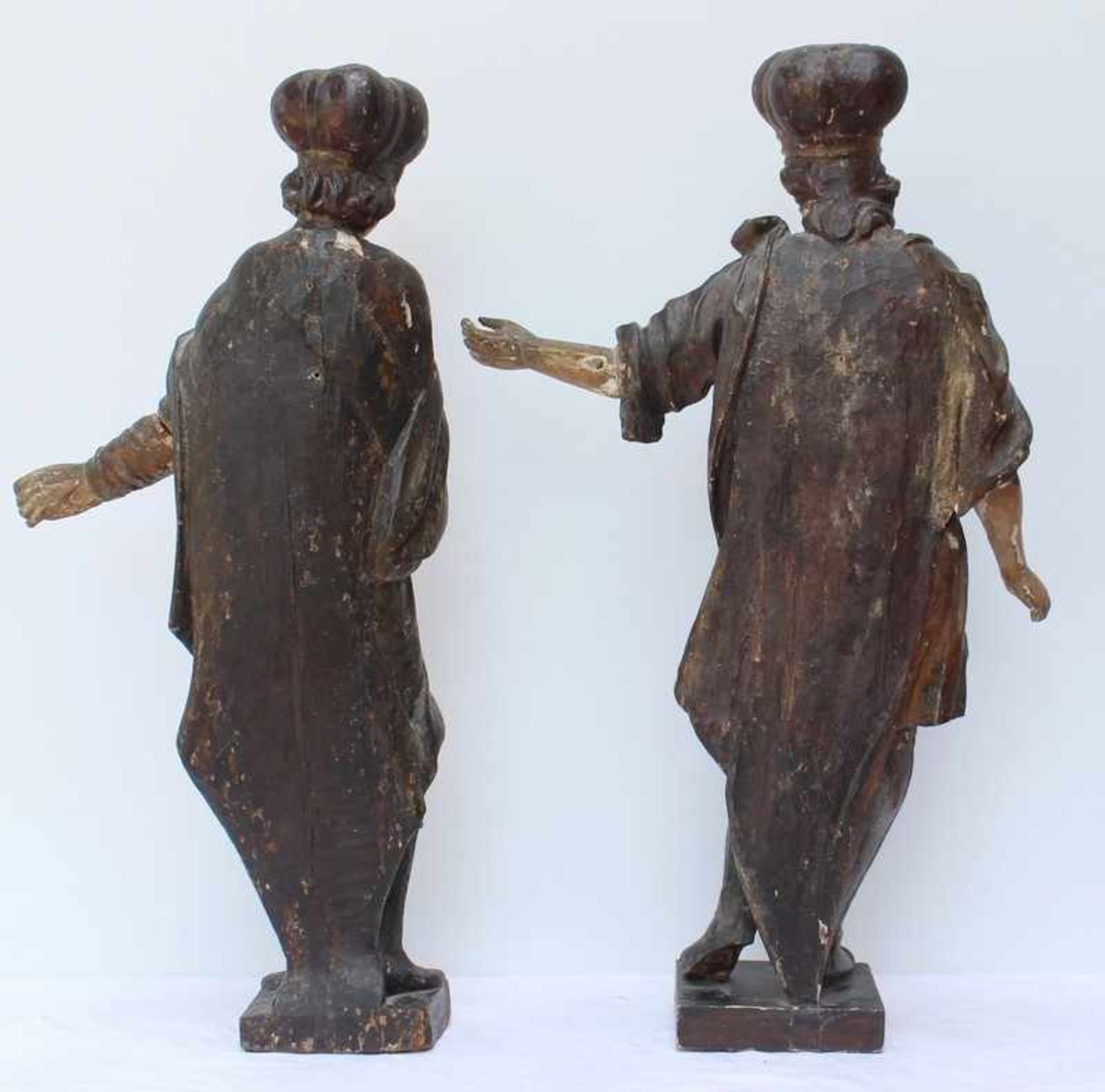 Zwei männliche Heiligenfiguren um 1700, wohl süddeutsch o. Österreich, Holz, geschnitzt, - Image 2 of 2