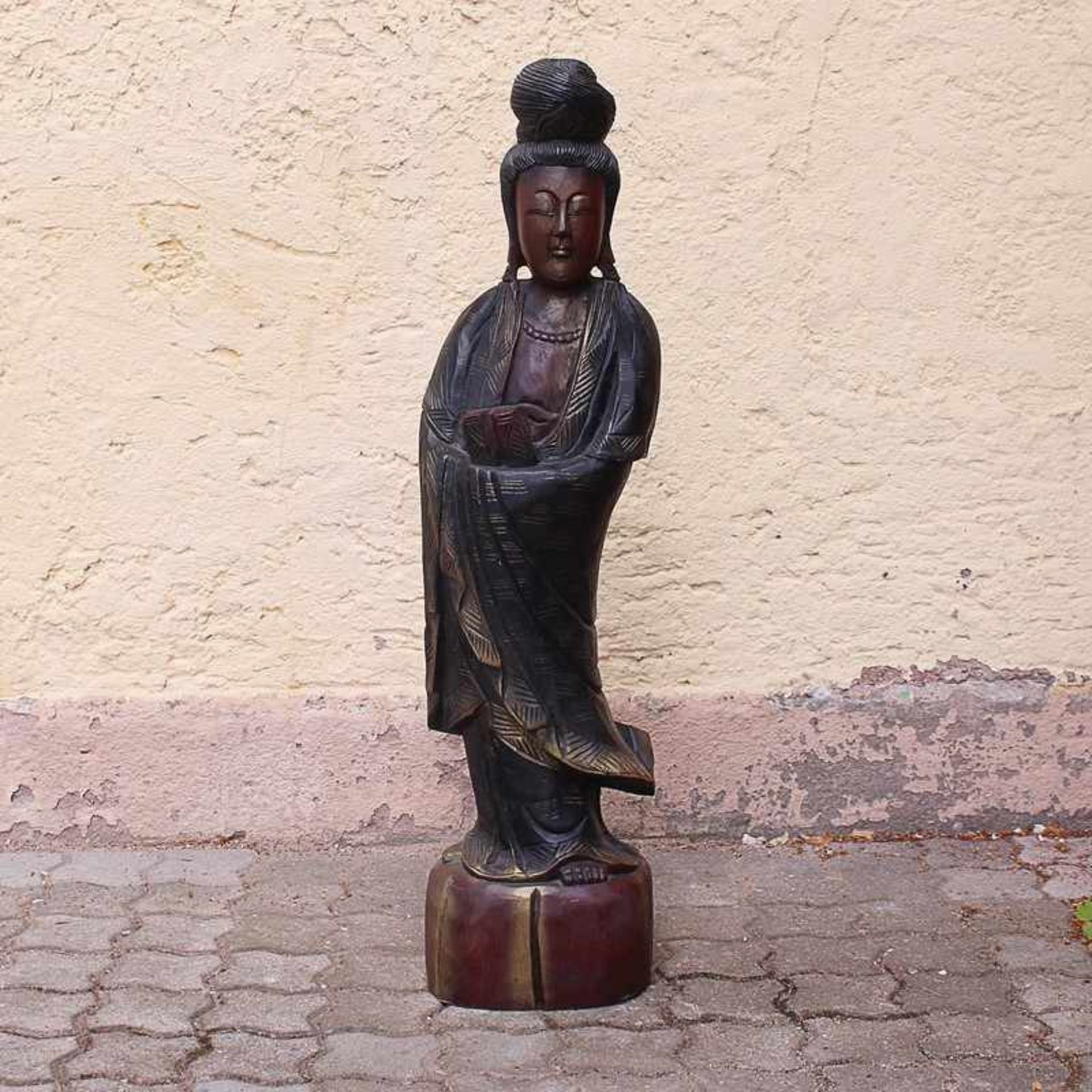 Figur - China 20.Jh., Holz geschnitzt, fester Sockel, polychrom u. partiell gold staff., stehende