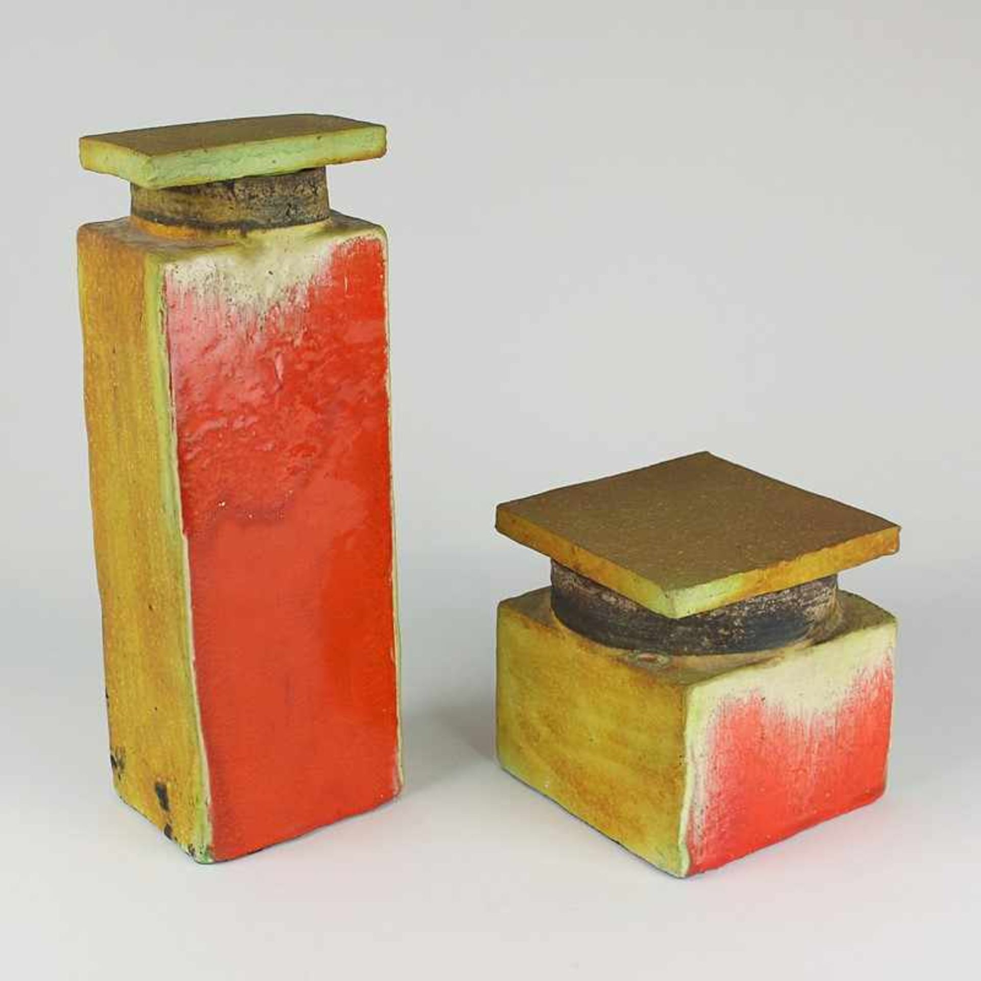 Studiokeramik - Zwei Teile 1960er J., Keramik, 1 Deckelvase, 1 Deckeldose, rechteckige archaische