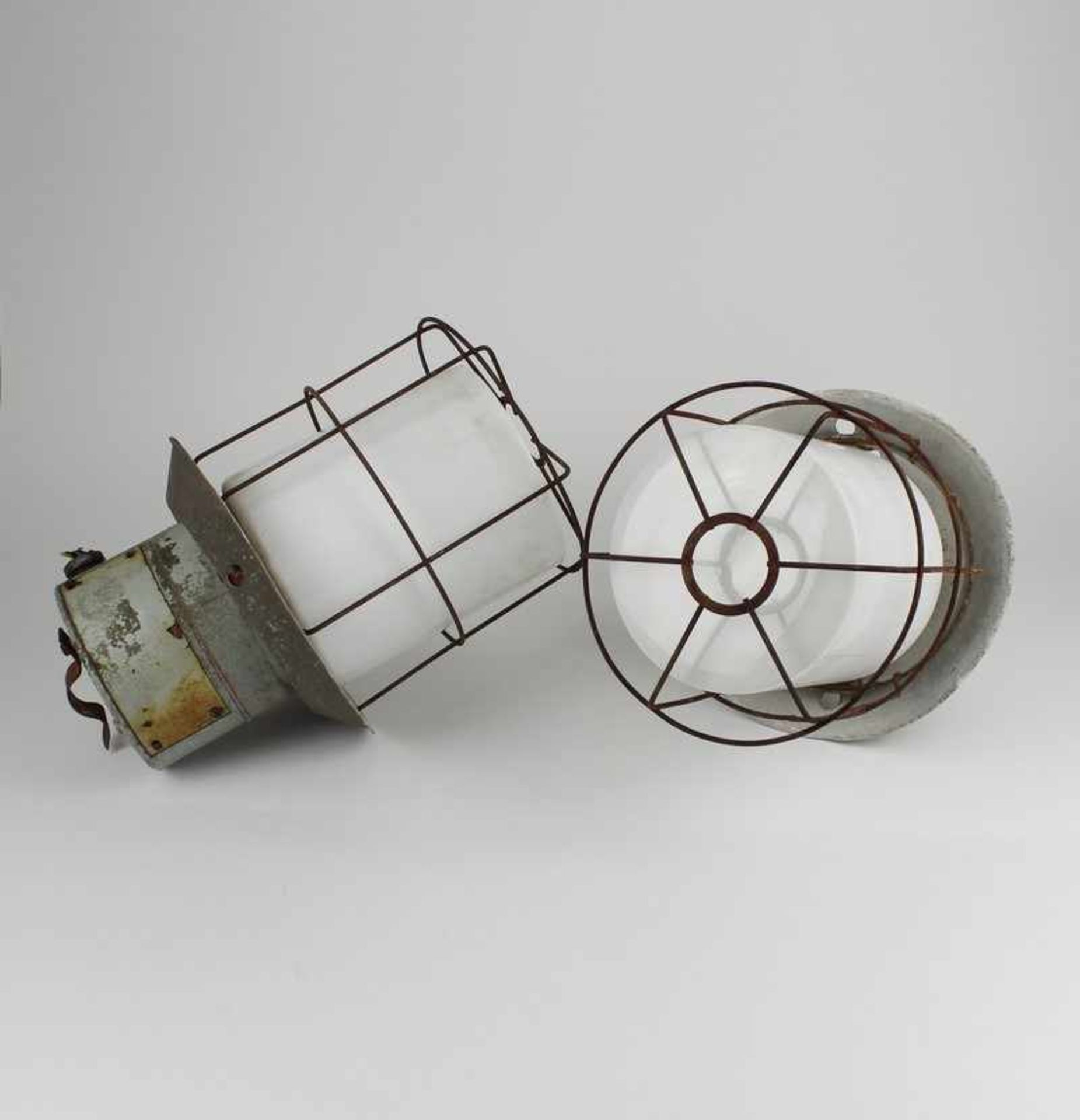 Paar Industrielampen Metall/Glas, 1-flammig, Metallmontierung, Reste alter Emailierung/Bemalung,
