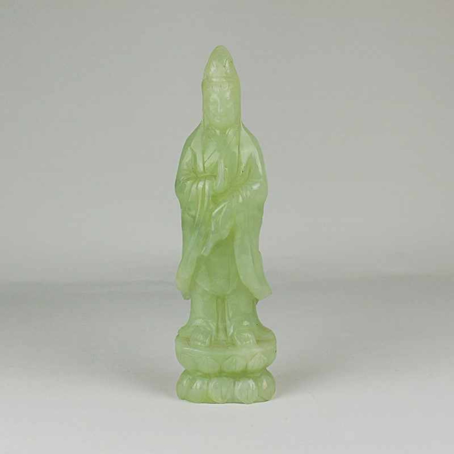 Figur 20.Jh., Nephrit, vollplastische Figur eines Buddhas auf Lotusthron stehend, min. Alterssp.,