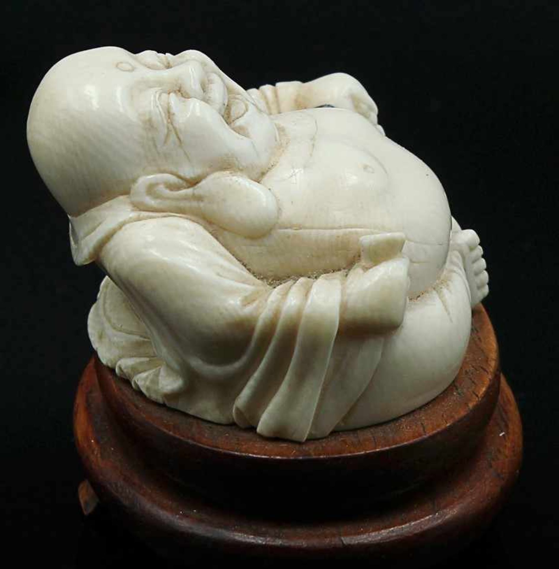 Figur - Budai vollplastische Beinschnitzerei, lachender Glücksgott - Budai m. einer Gebetskette, auf - Bild 2 aus 4