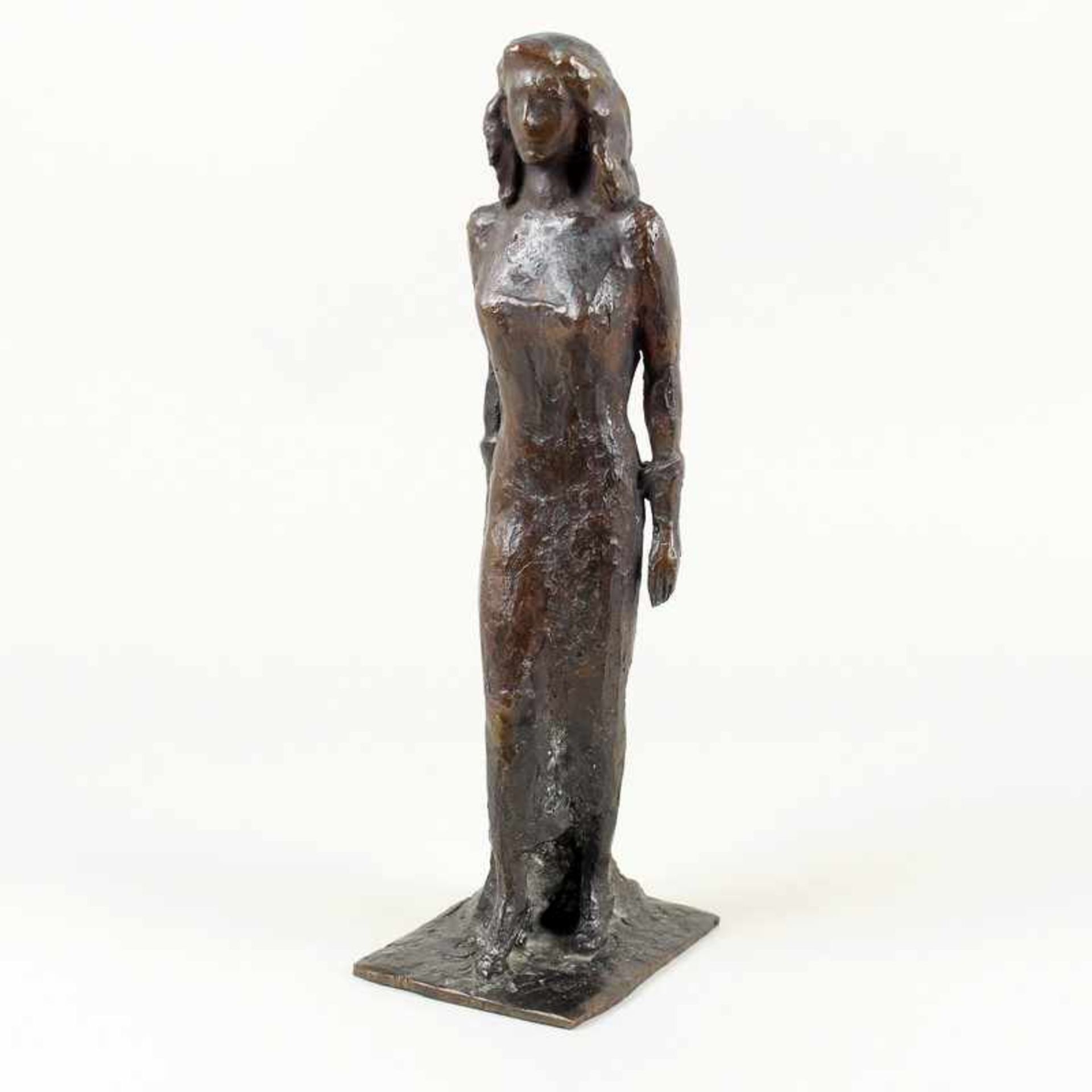 Dietz, Lothar Bronze, patiniert, vollplastische Figur einer jungen stehenden Frau, quadratischer