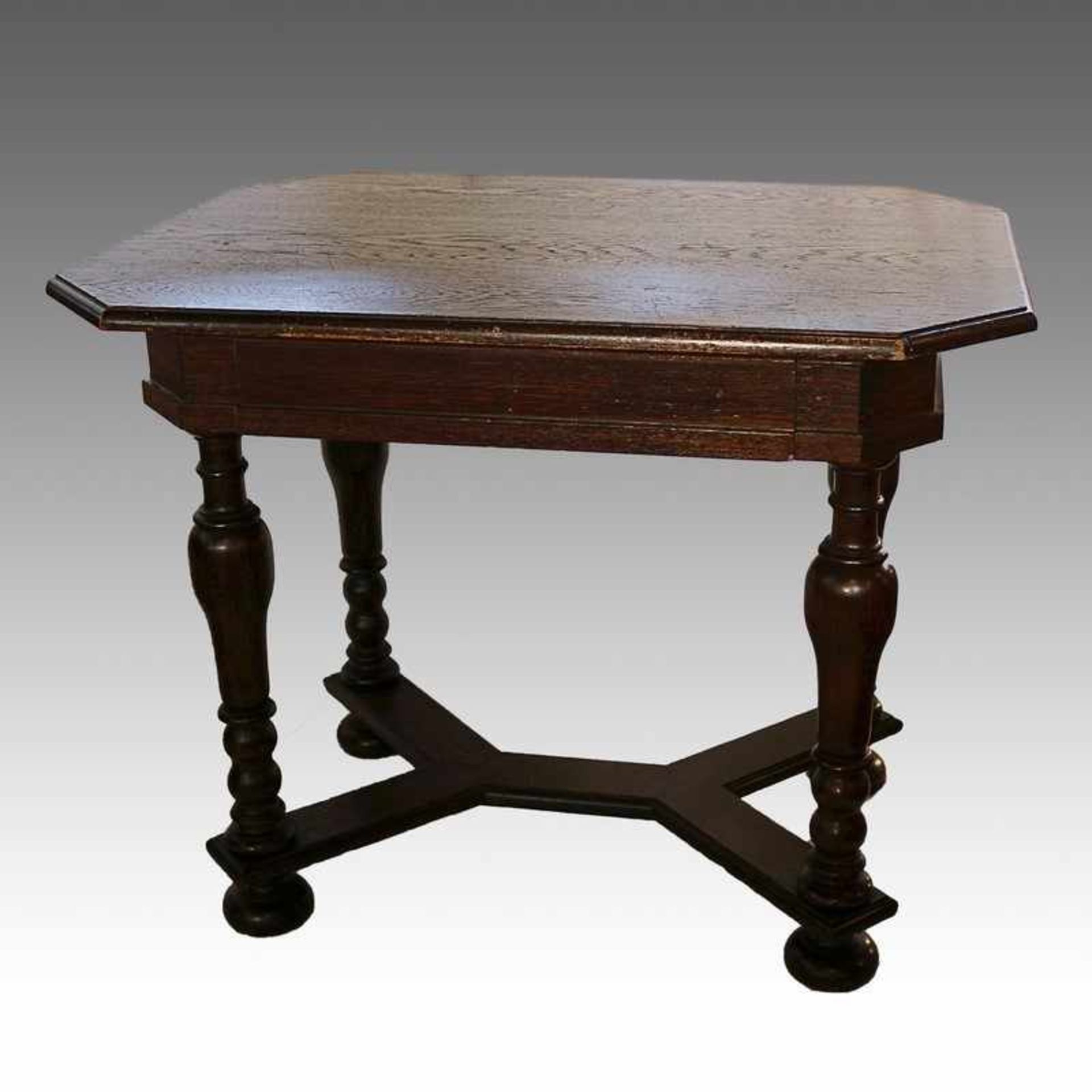 Gründerzeit - Tisch um 1890, Eiche dunkel, gedrückte Kugelfüße, mi. travers verstrebt, hohe Zarge, 1