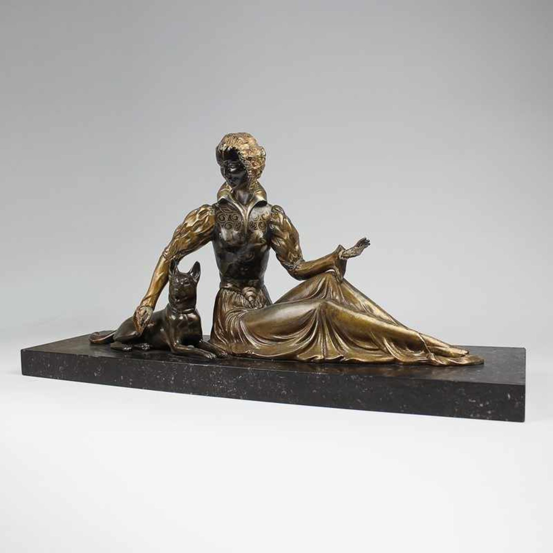 Figur 1.H. 20.Jh., Metall, partiell goldfarben staff., vollplastische Ausführung, eine sitzende Dame