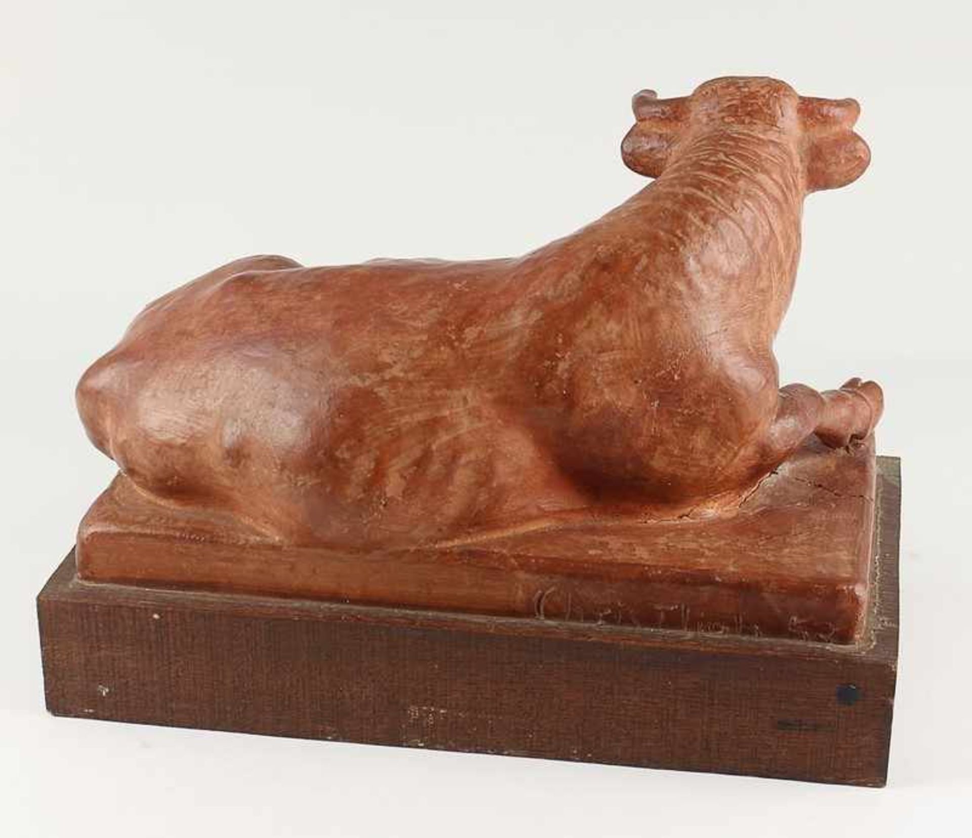 Christlieb, Harry Keramik, roter Scherben, vollplastische Tierfigur eines liegenden Stiers, - Bild 4 aus 5
