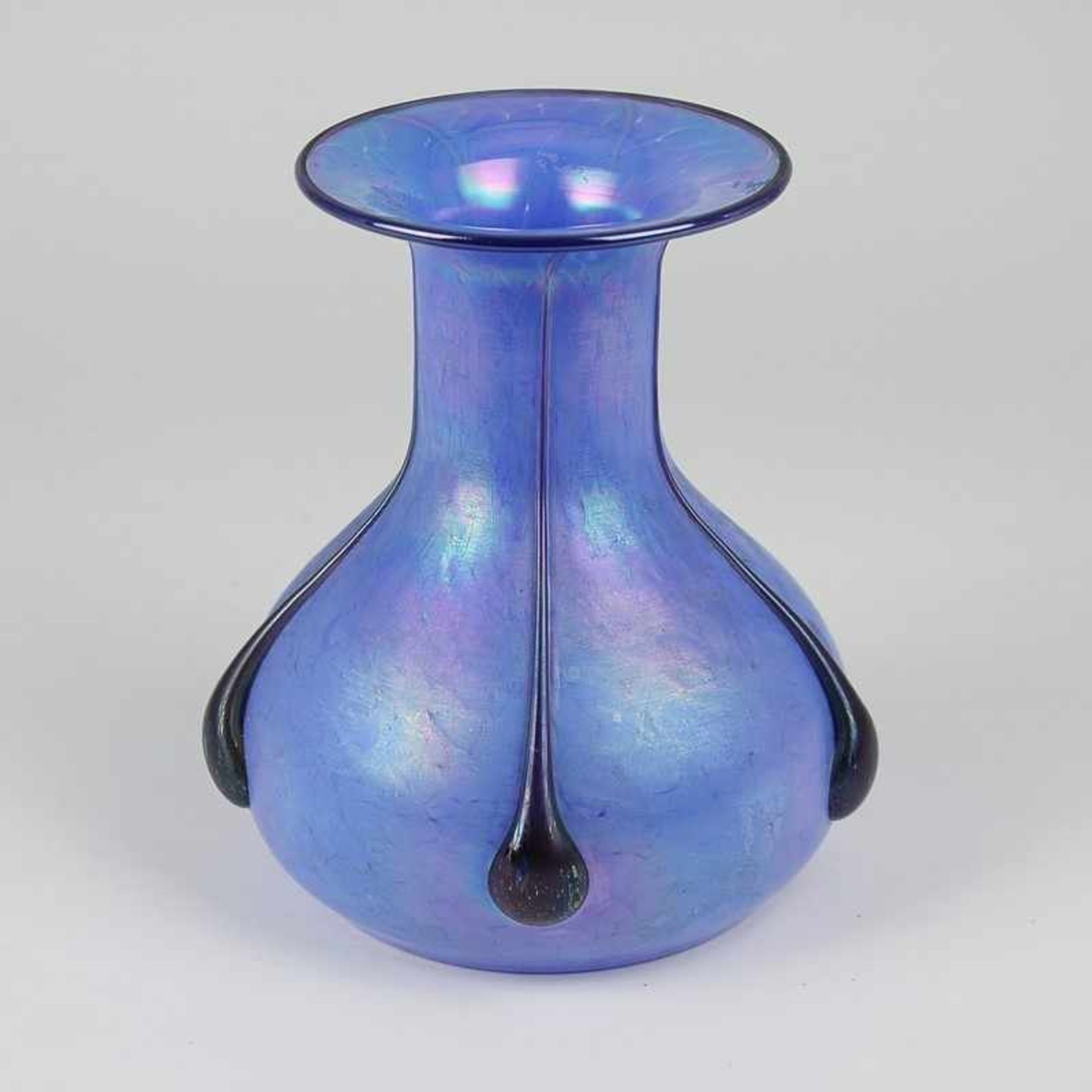 Vase bez. Loetz, farbloses Glas, runder Stand, bauchiger Korpus, eingezogener, breiter langer