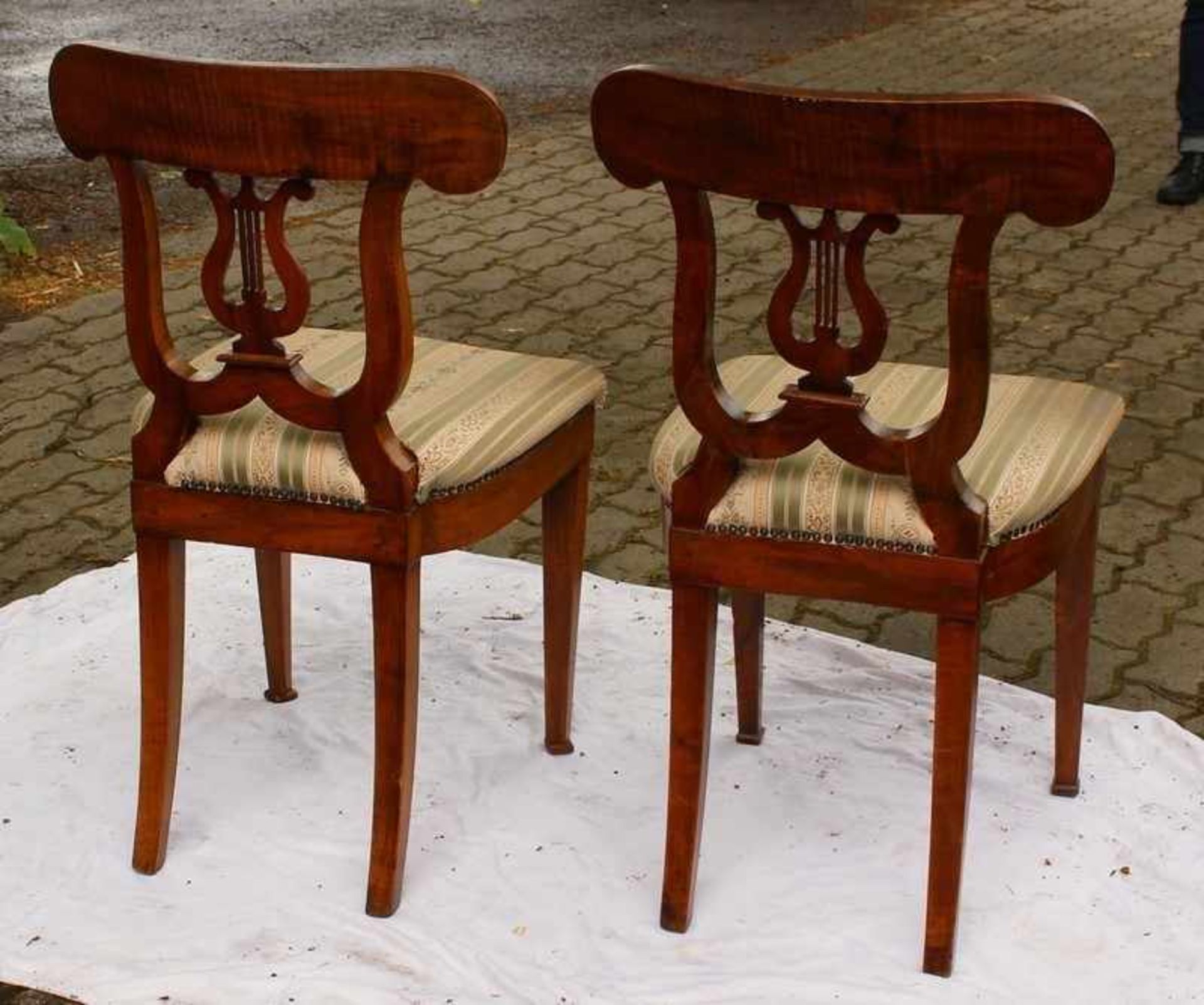 Biedermeier - Paar Stühle um 1820, Schaufelstühle, süddeutsch, Nussbaum, massiv u. furniert, vs. - Bild 2 aus 3