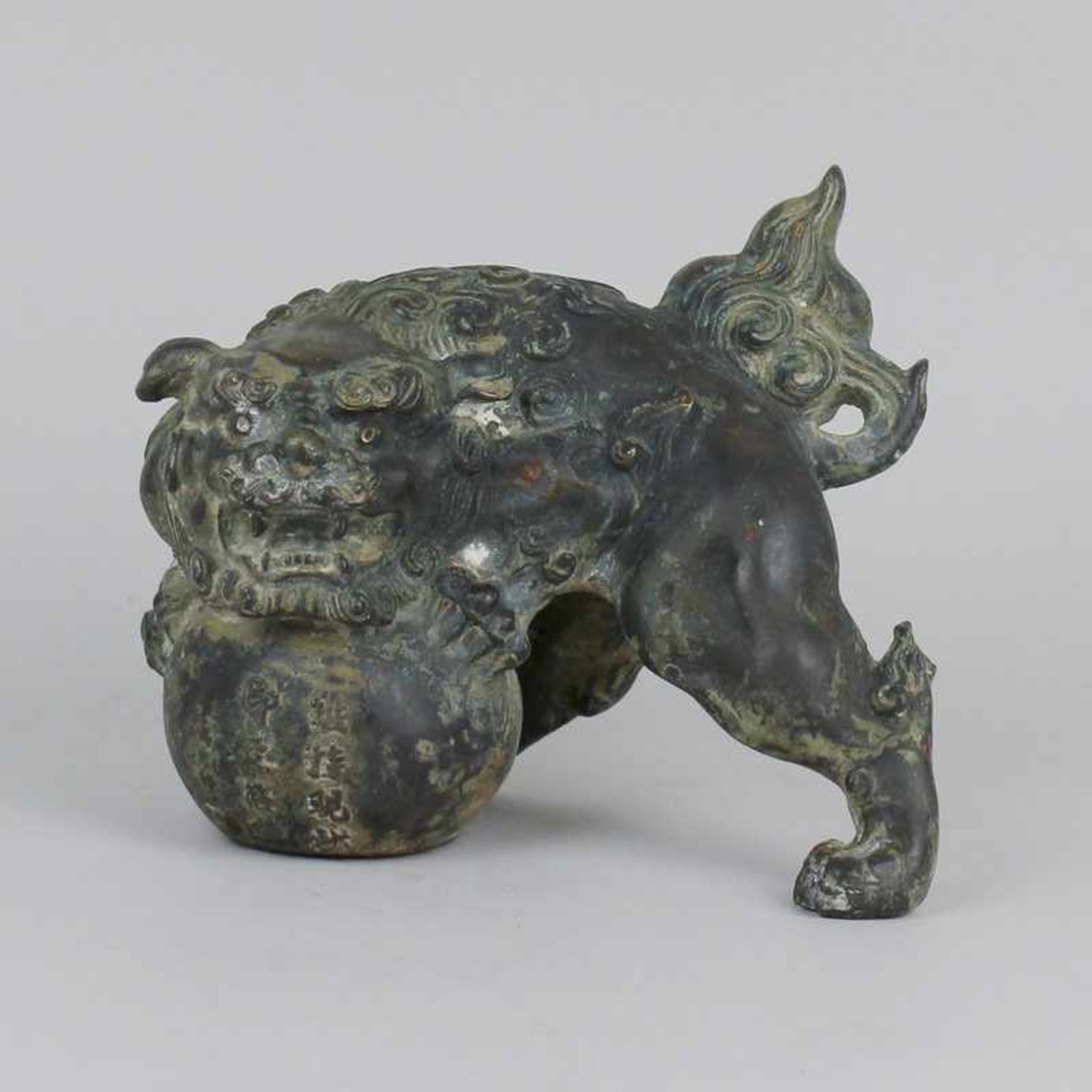 Fu-Hund 1.H. 20.Jh., Bronze, grün patiniert, vollplastische Figur eines Fu-Hundes auf einer Kugel