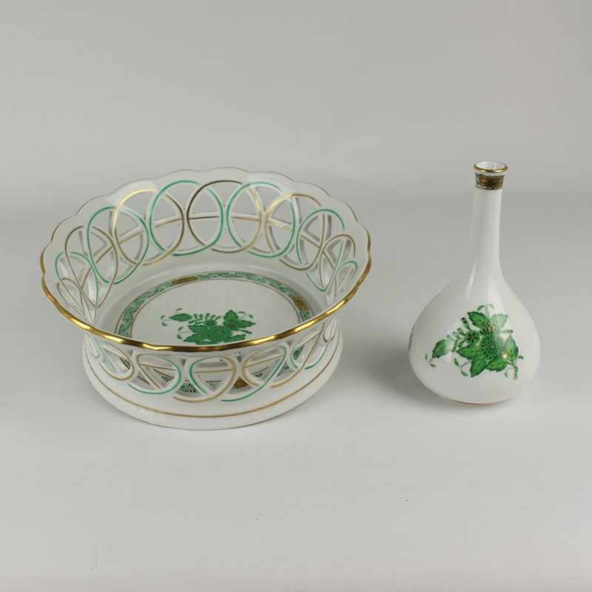 Herend - Zwei Teile grüne/blaue Stempelmarke, Dekor "Apponyi grün", kl. Vase, bauchiger Korpus m.