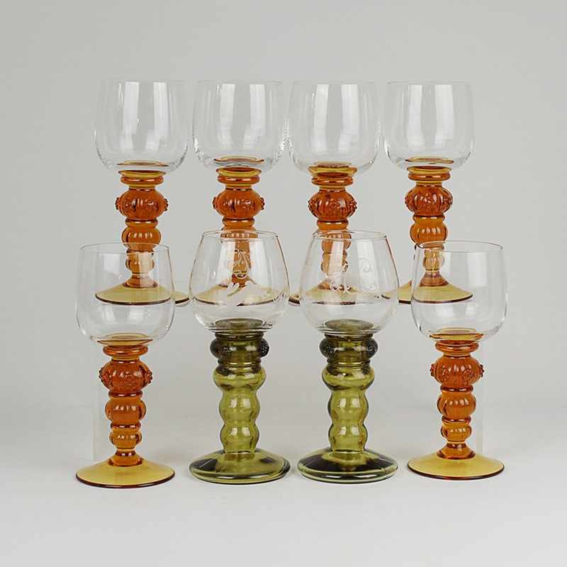 Weingläser 8 St., farbloses, bernsteinfarbenes u. olivgrünes, tlw. formgeblasenes Glas, runder